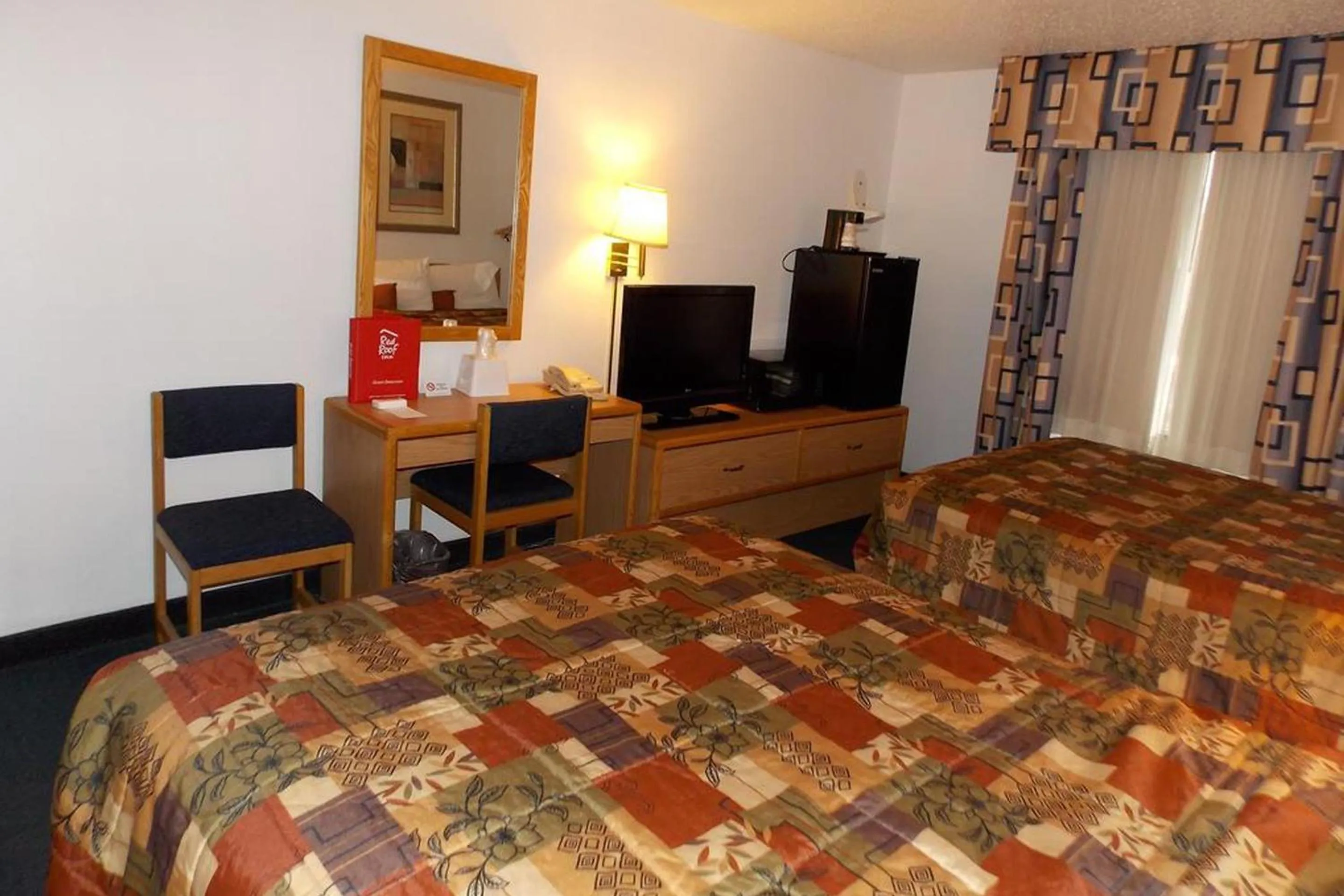Bed, TV/Entertainment Center in Norwood Inn and Suites - Minneapolis-St Paul Roseville