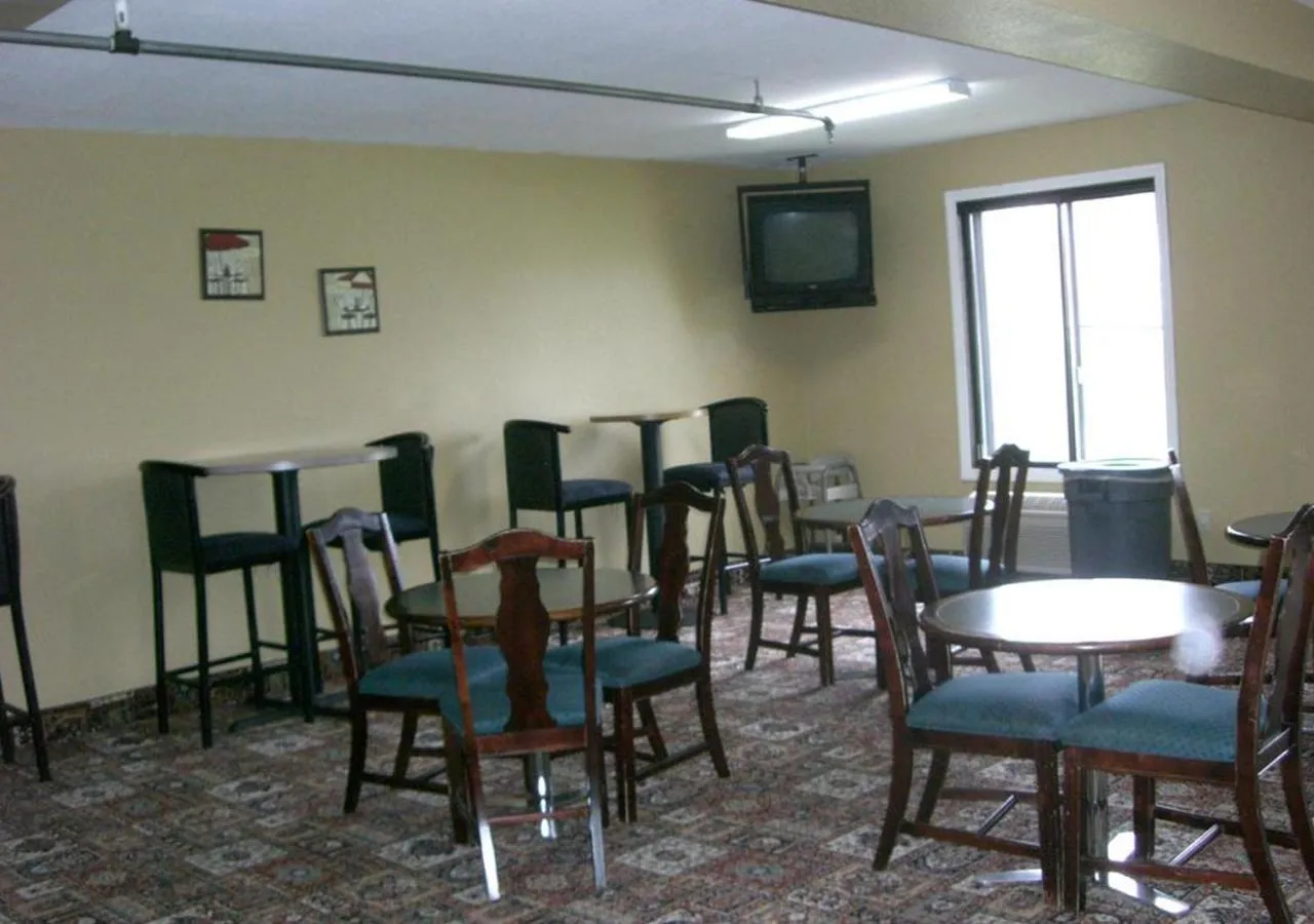 Restaurant/Places to Eat in Norwood Inn and Suites - Minneapolis-St Paul Roseville