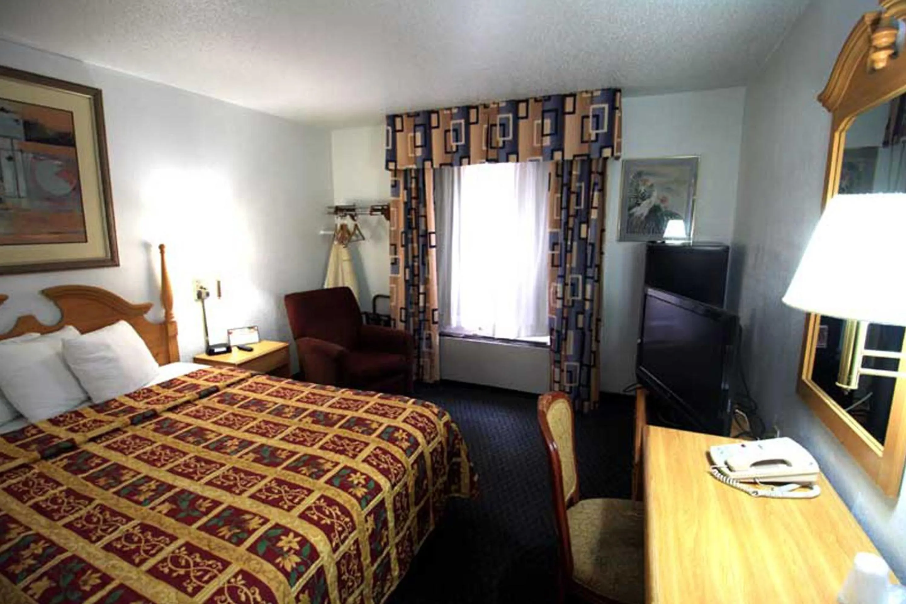 Bed in Norwood Inn and Suites - Minneapolis-St Paul Roseville