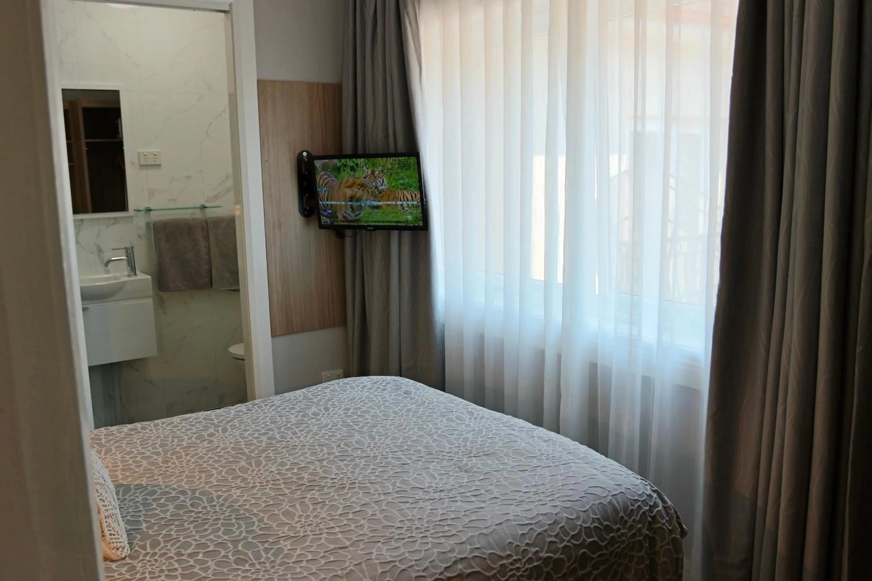 Bedroom, Bed in Carnarvon Lodge Kirribilli, Sydney