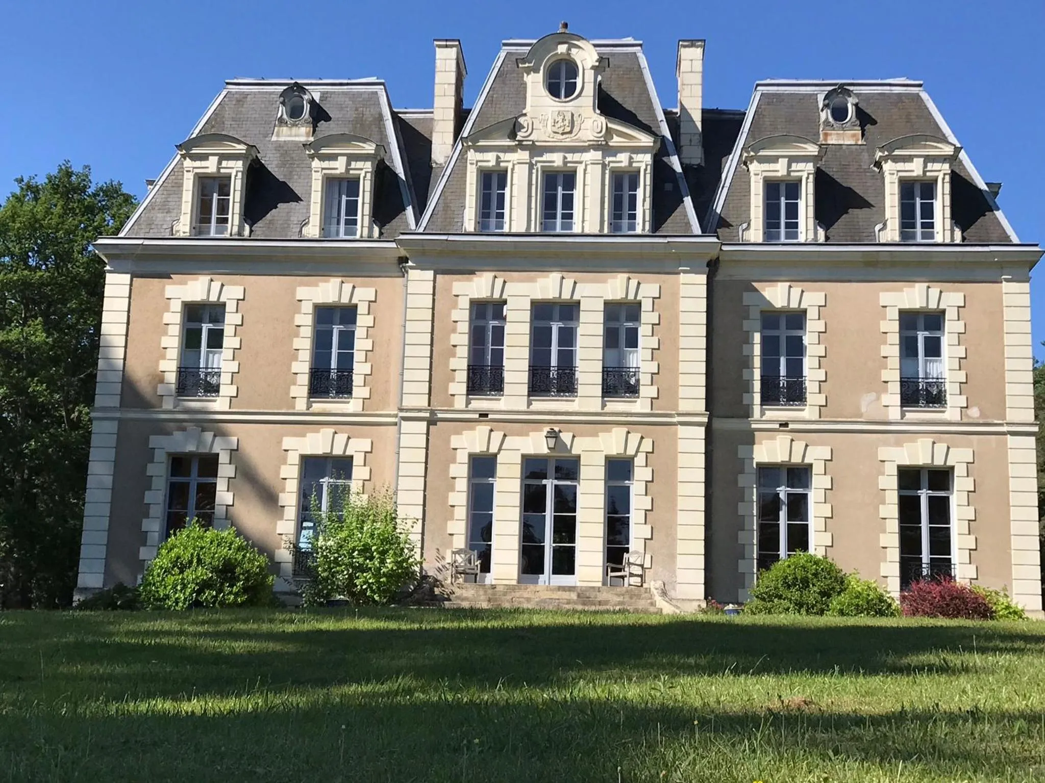 Garden in Château des Essards avec piscine et jacuzzi