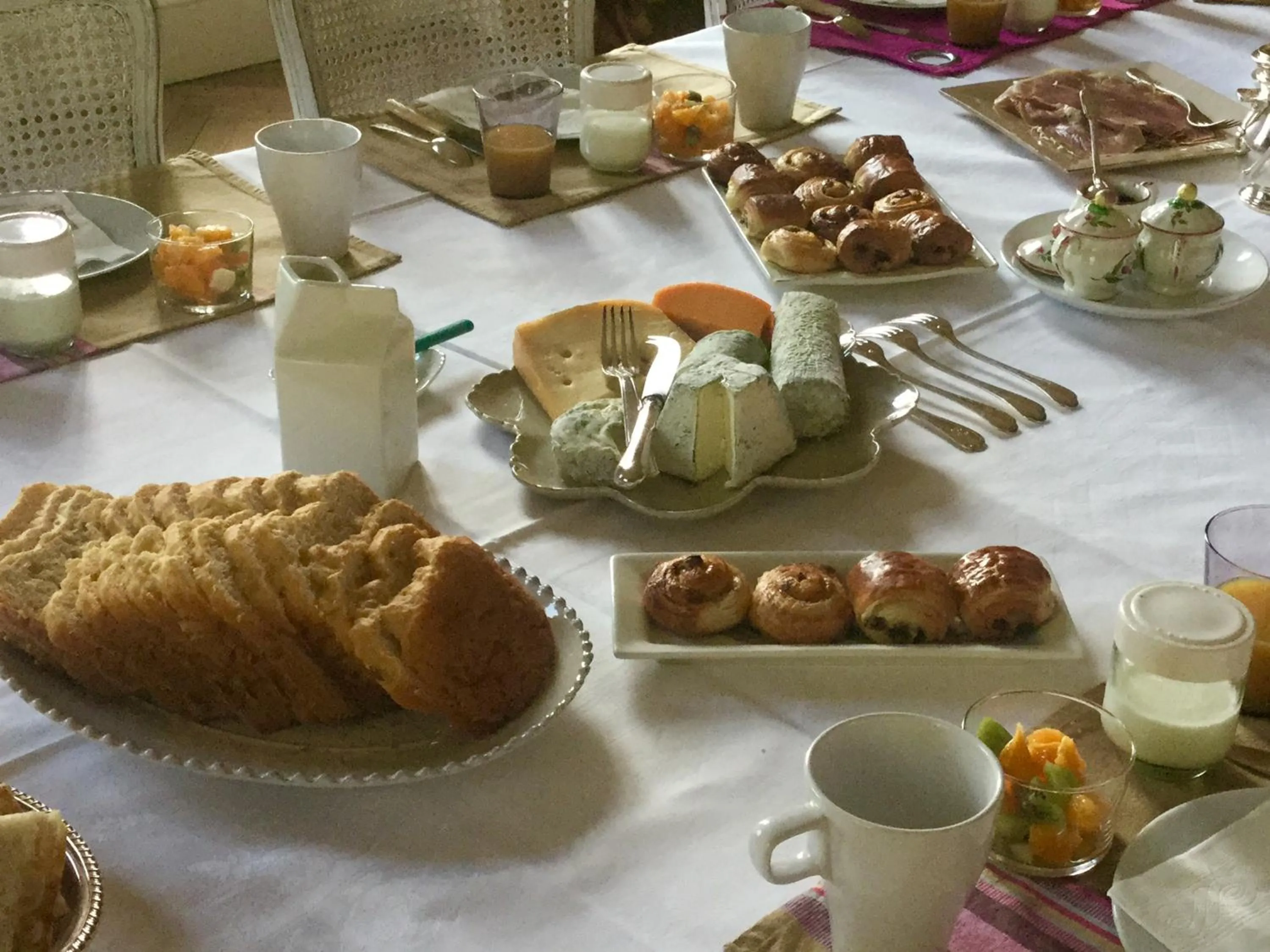 Food and drinks in Château des Essards avec piscine et jacuzzi