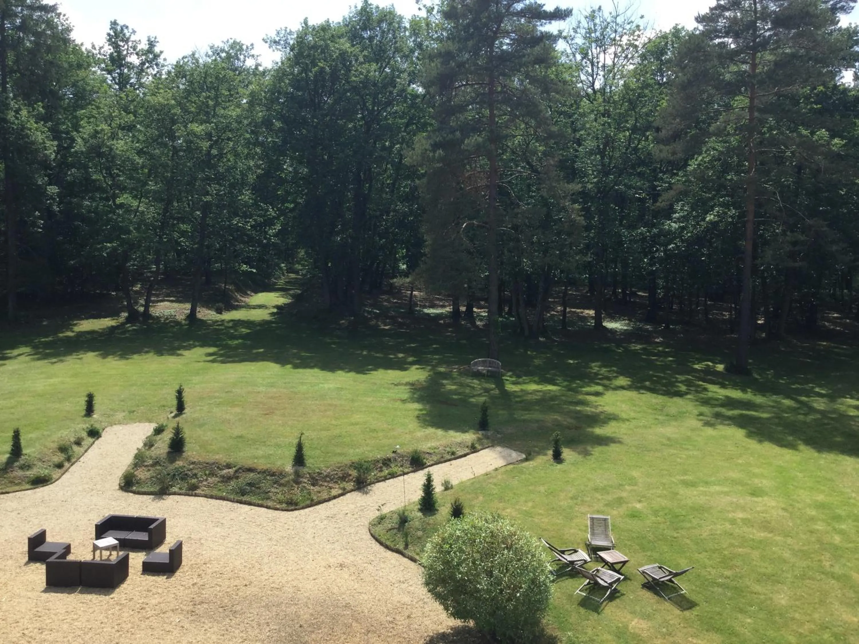 Garden in Château des Essards avec piscine et jacuzzi