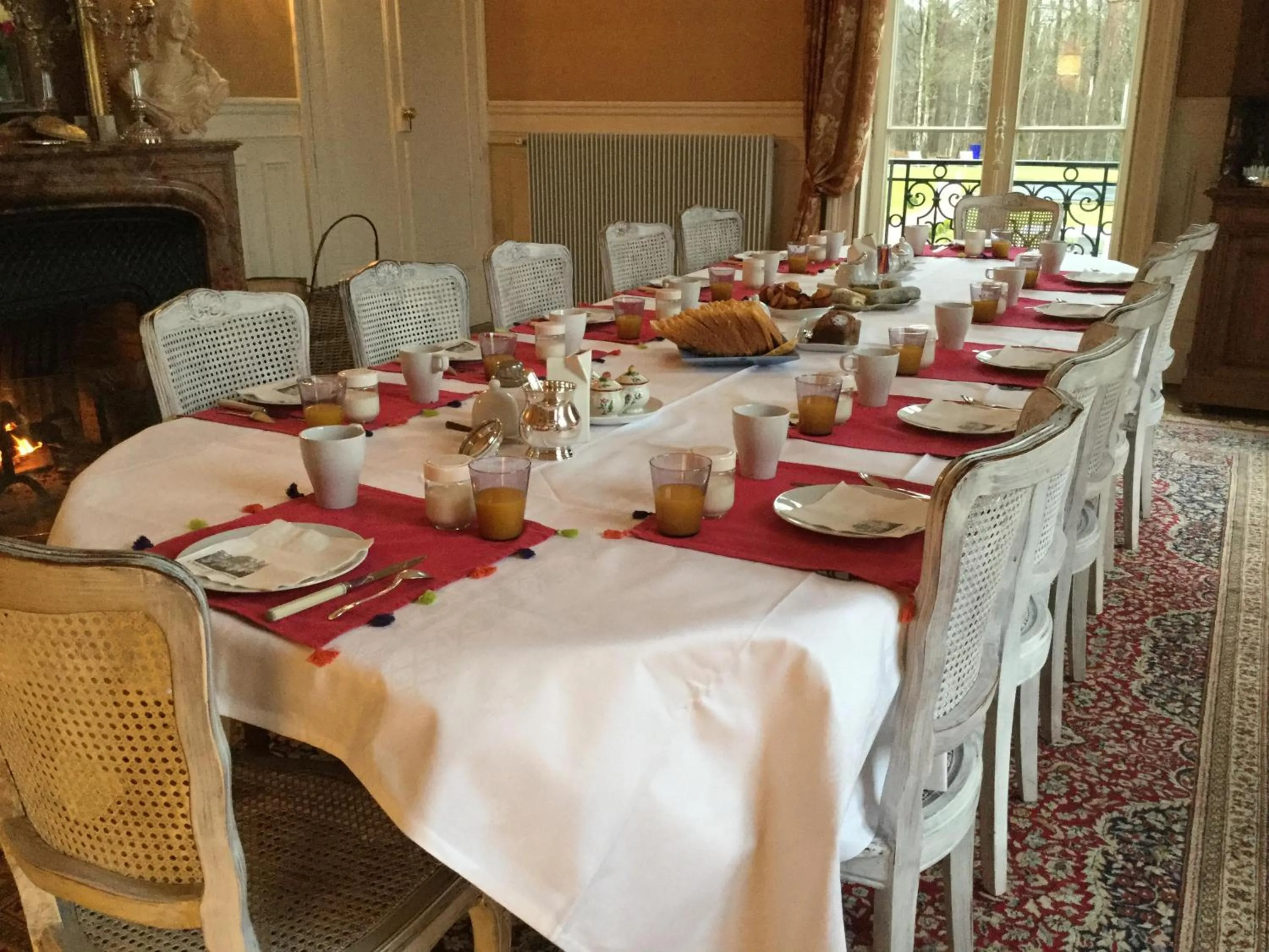 Dining area in Château des Essards avec piscine et jacuzzi