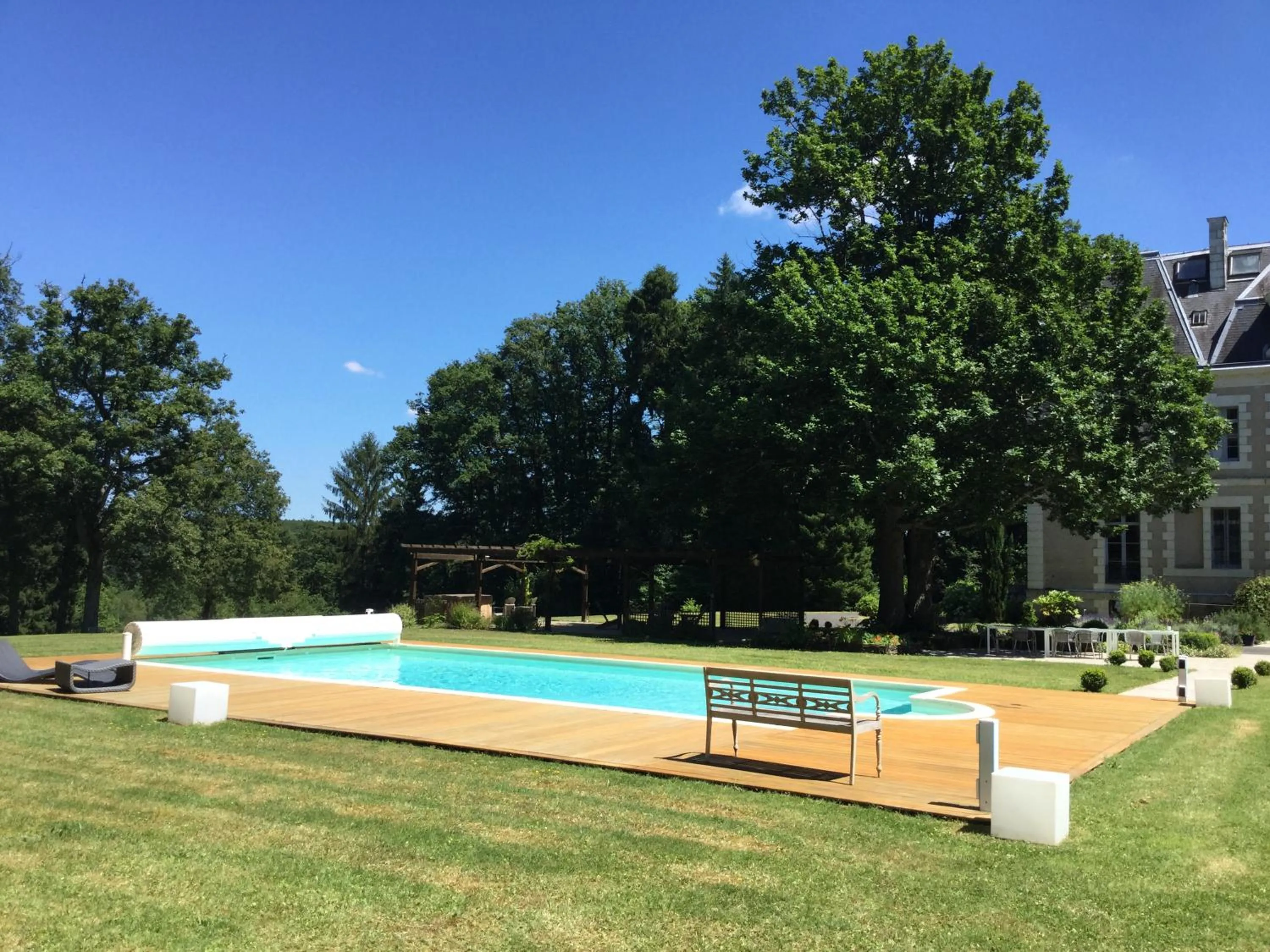 Pool view in Château des Essards avec piscine et jacuzzi