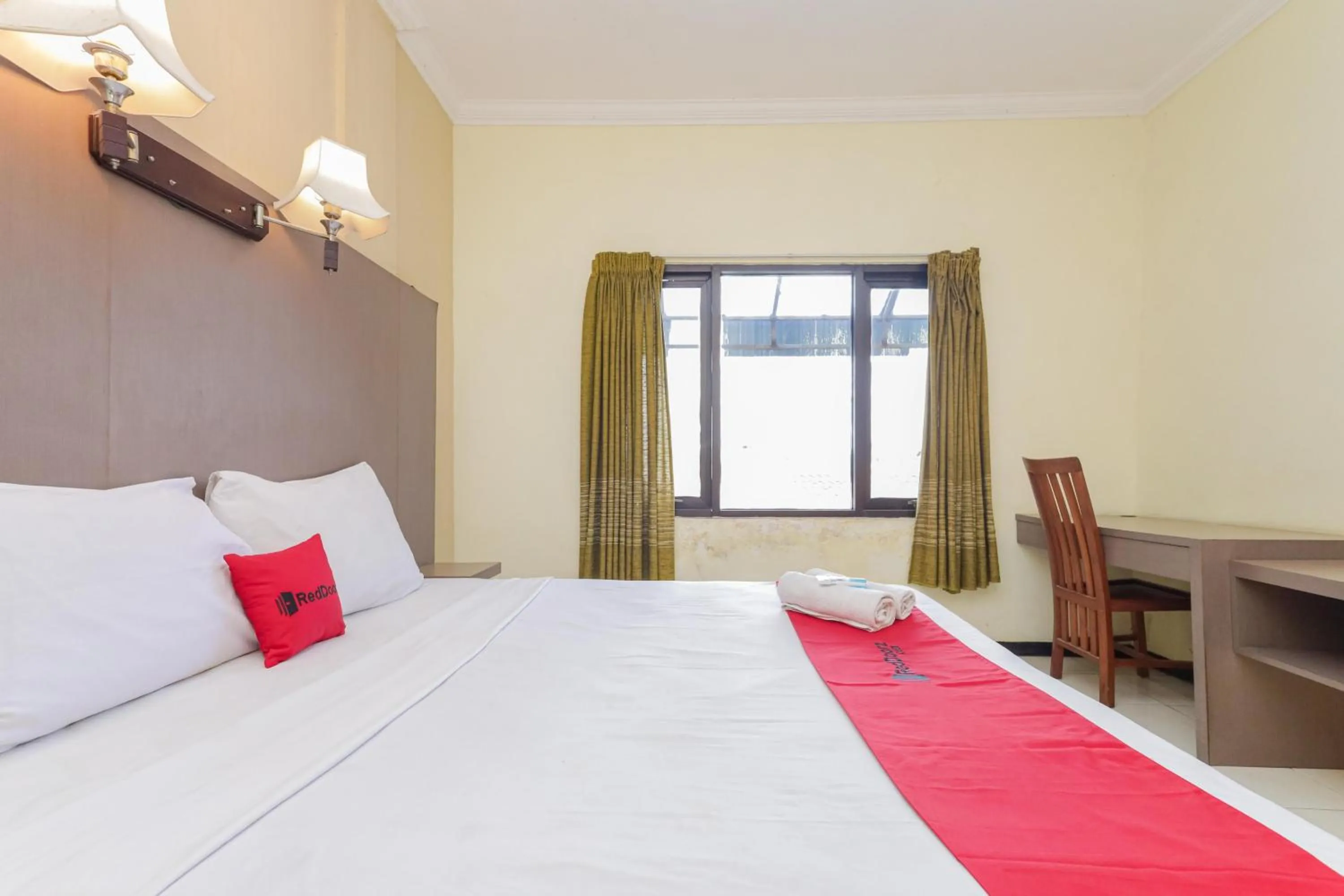 Bedroom, Bed in RedDoorz near Gubeng Station Surabaya