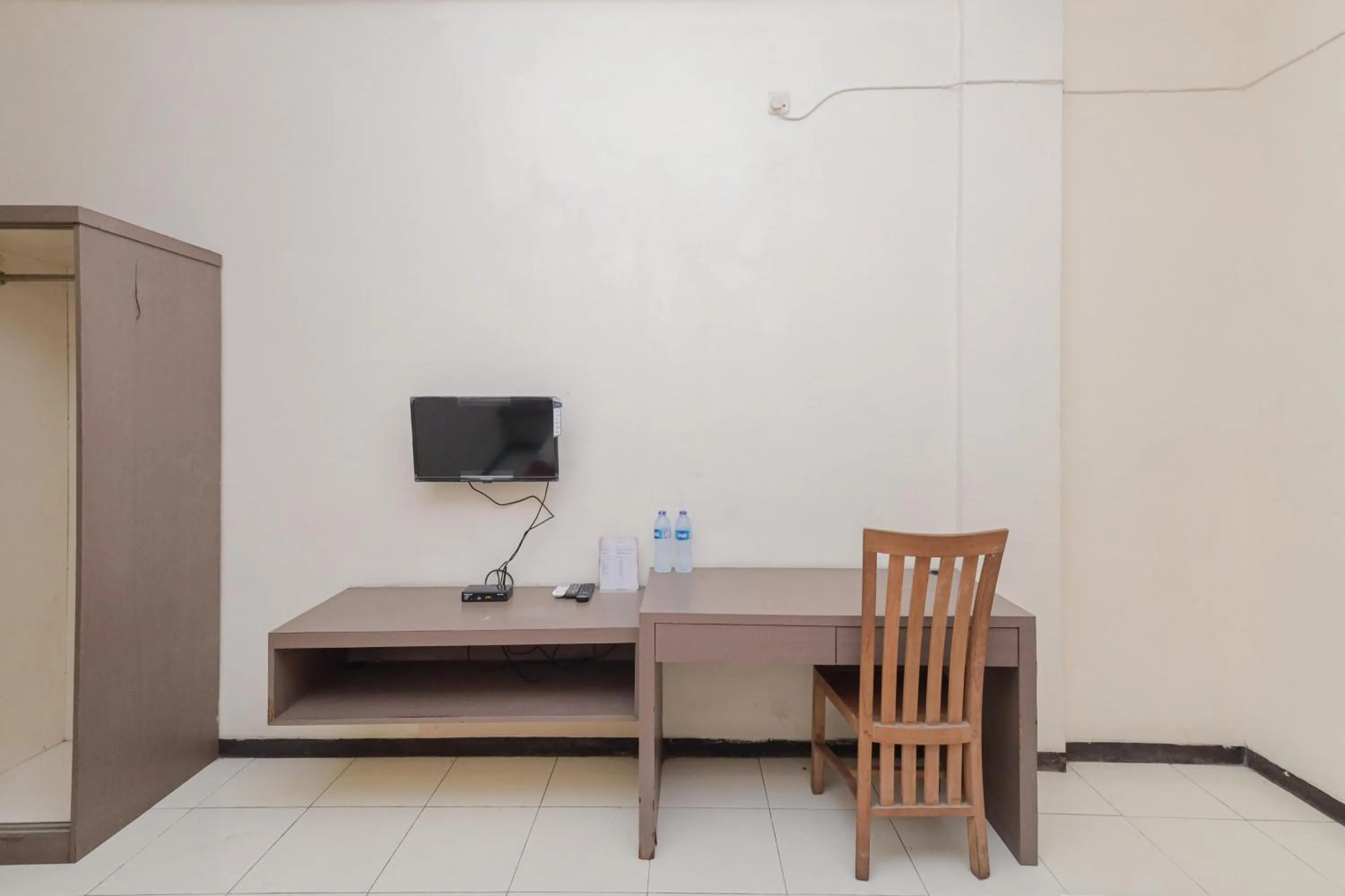 TV and multimedia in RedDoorz near Gubeng Station Surabaya