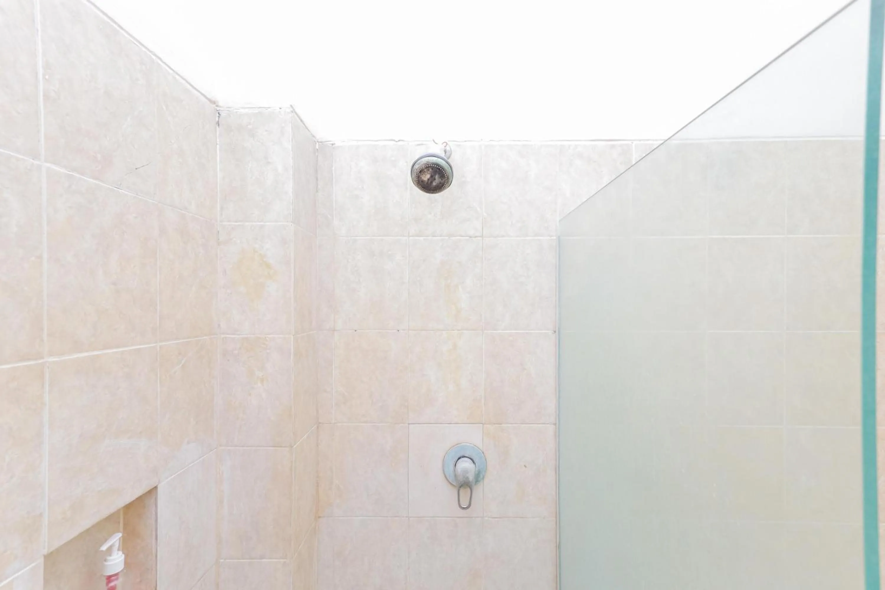 Bathroom in RedDoorz near Gubeng Station Surabaya