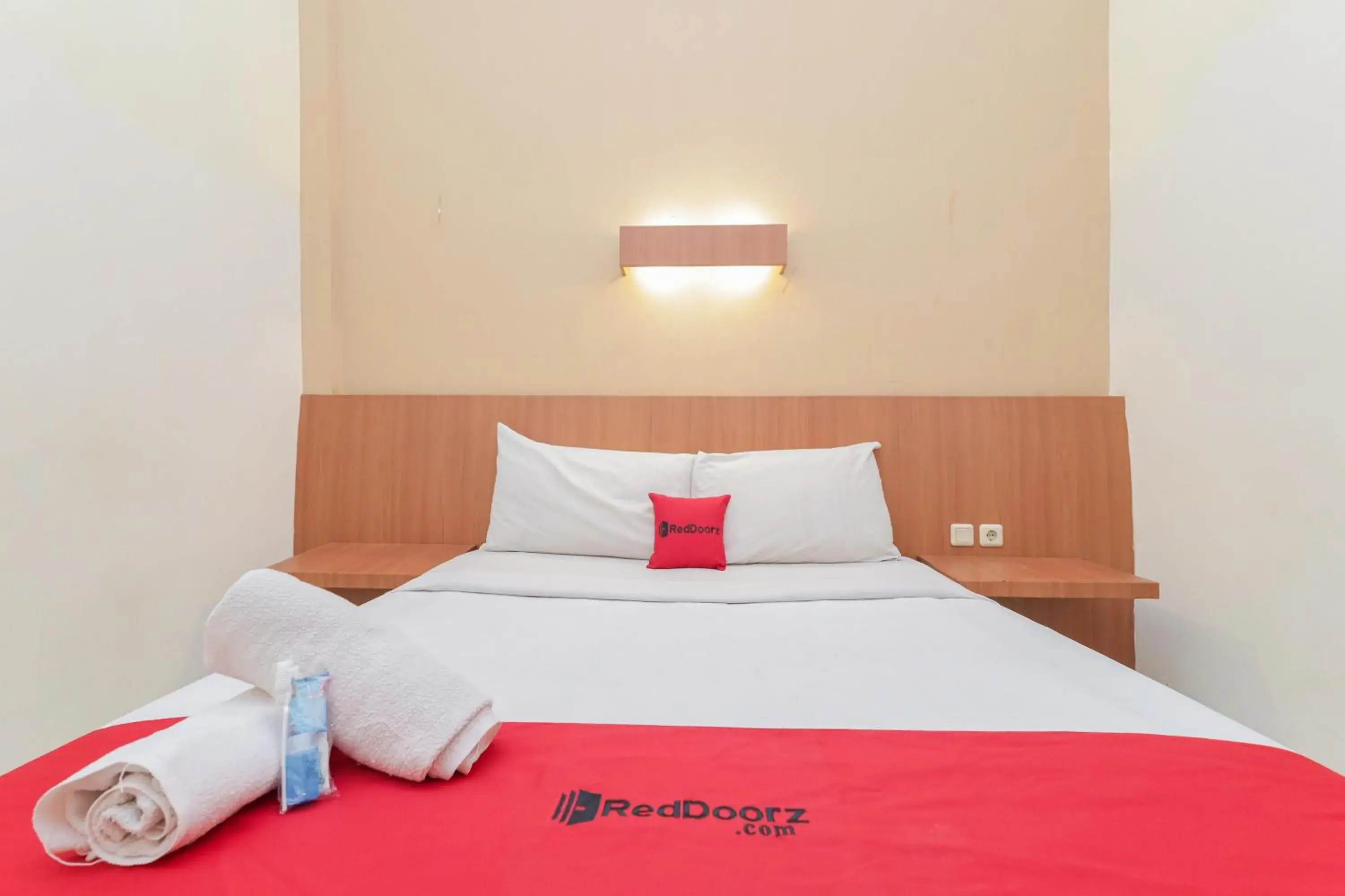 Bedroom, Bed in RedDoorz near Gubeng Station Surabaya Bedroom, Bed in RedDoorz near Gubeng Station Surabaya