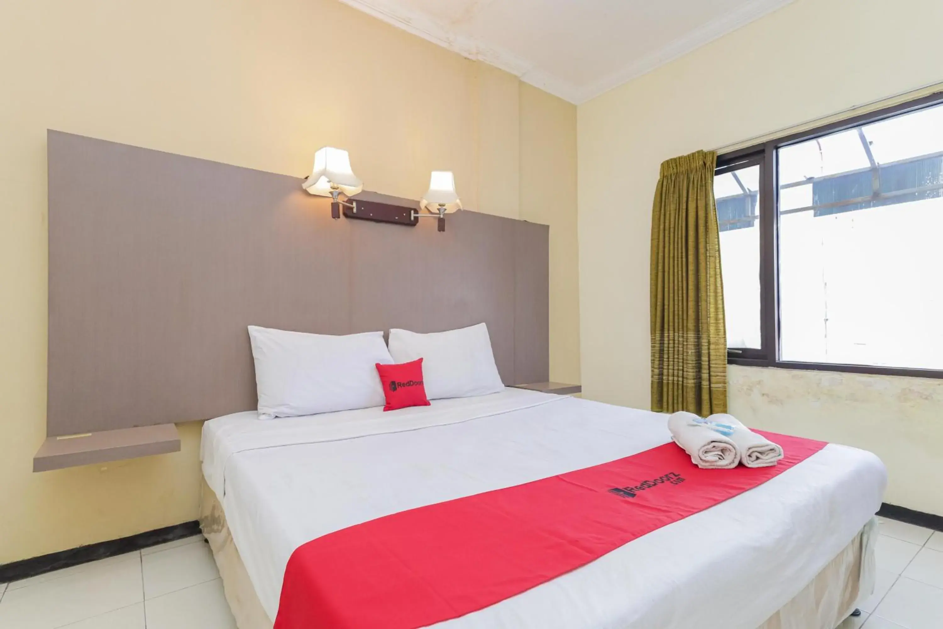 Bedroom, Bed in RedDoorz near Gubeng Station Surabaya Bedroom, Bed in RedDoorz near Gubeng Station Surabaya