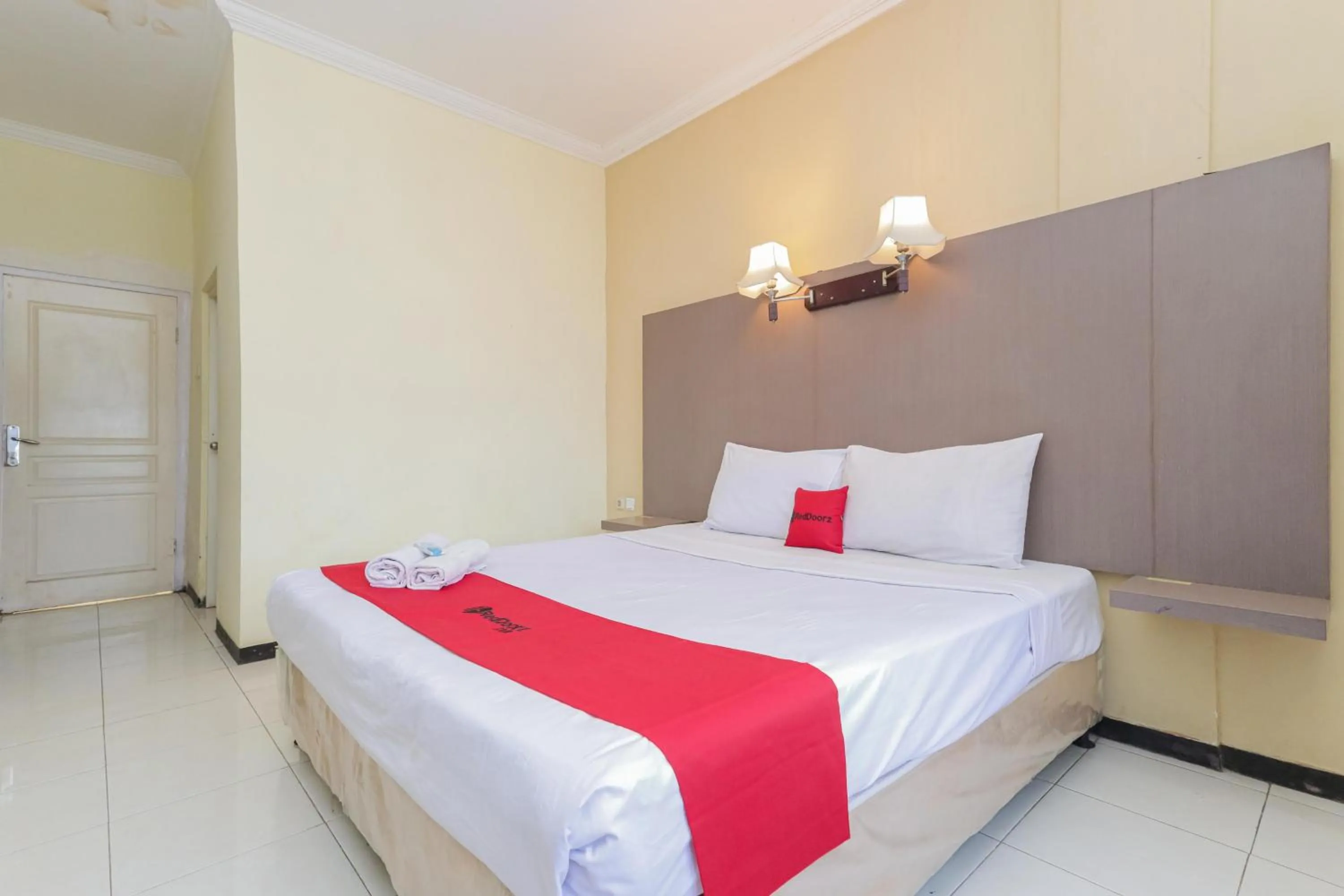 Bedroom, Bed in RedDoorz near Gubeng Station Surabaya