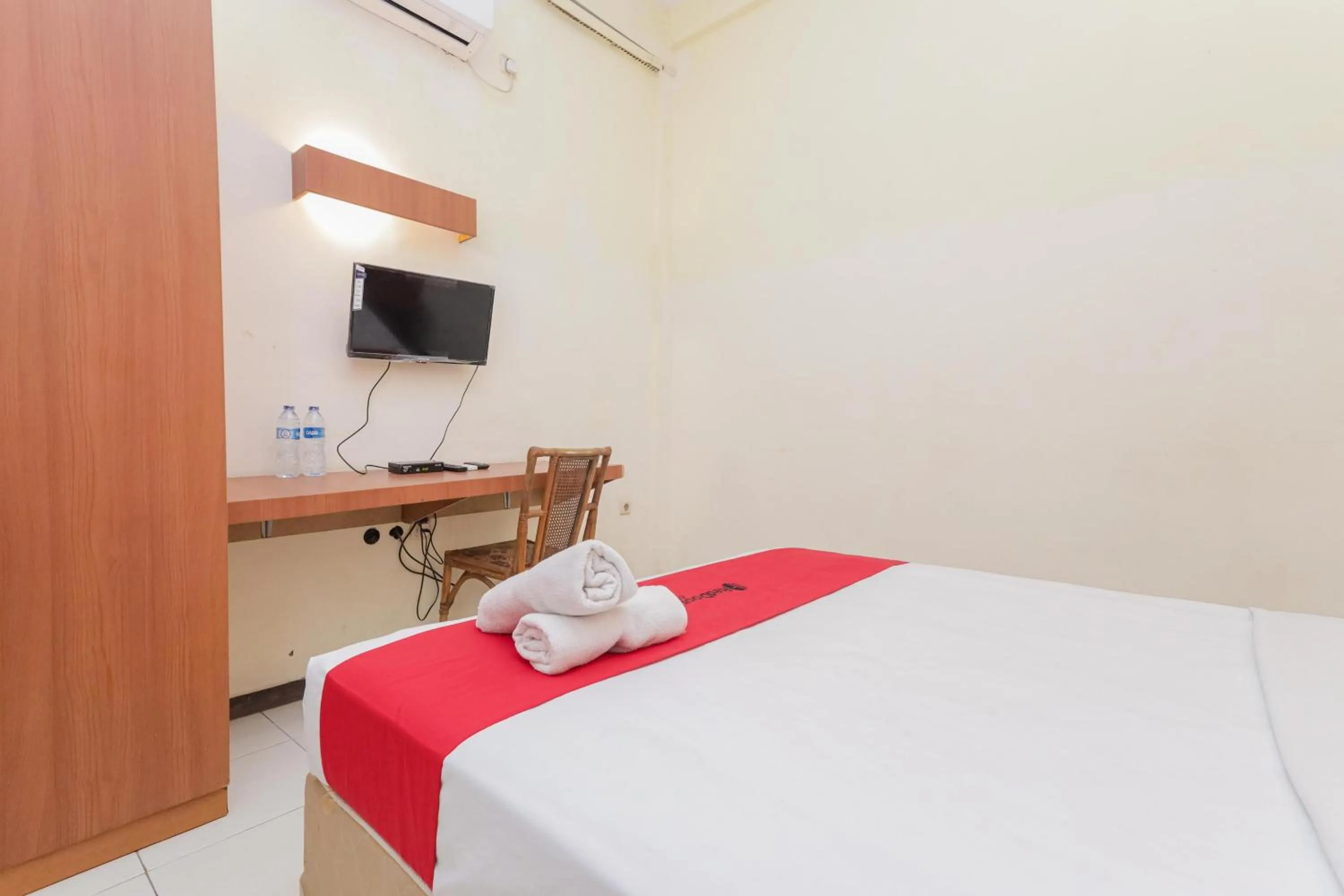 Bedroom, Bed in RedDoorz near Gubeng Station Surabaya