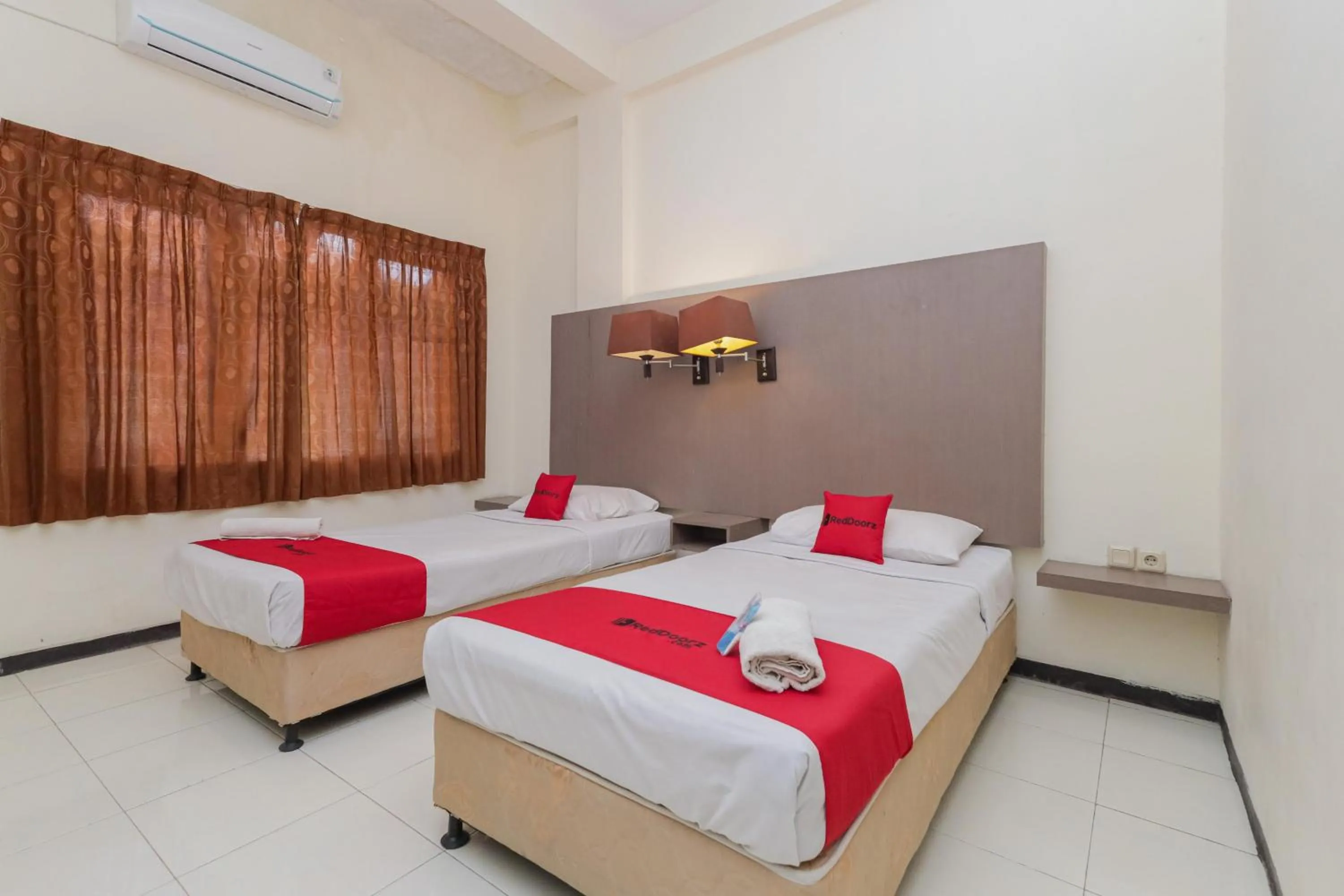 Bedroom, Bed in RedDoorz near Gubeng Station Surabaya