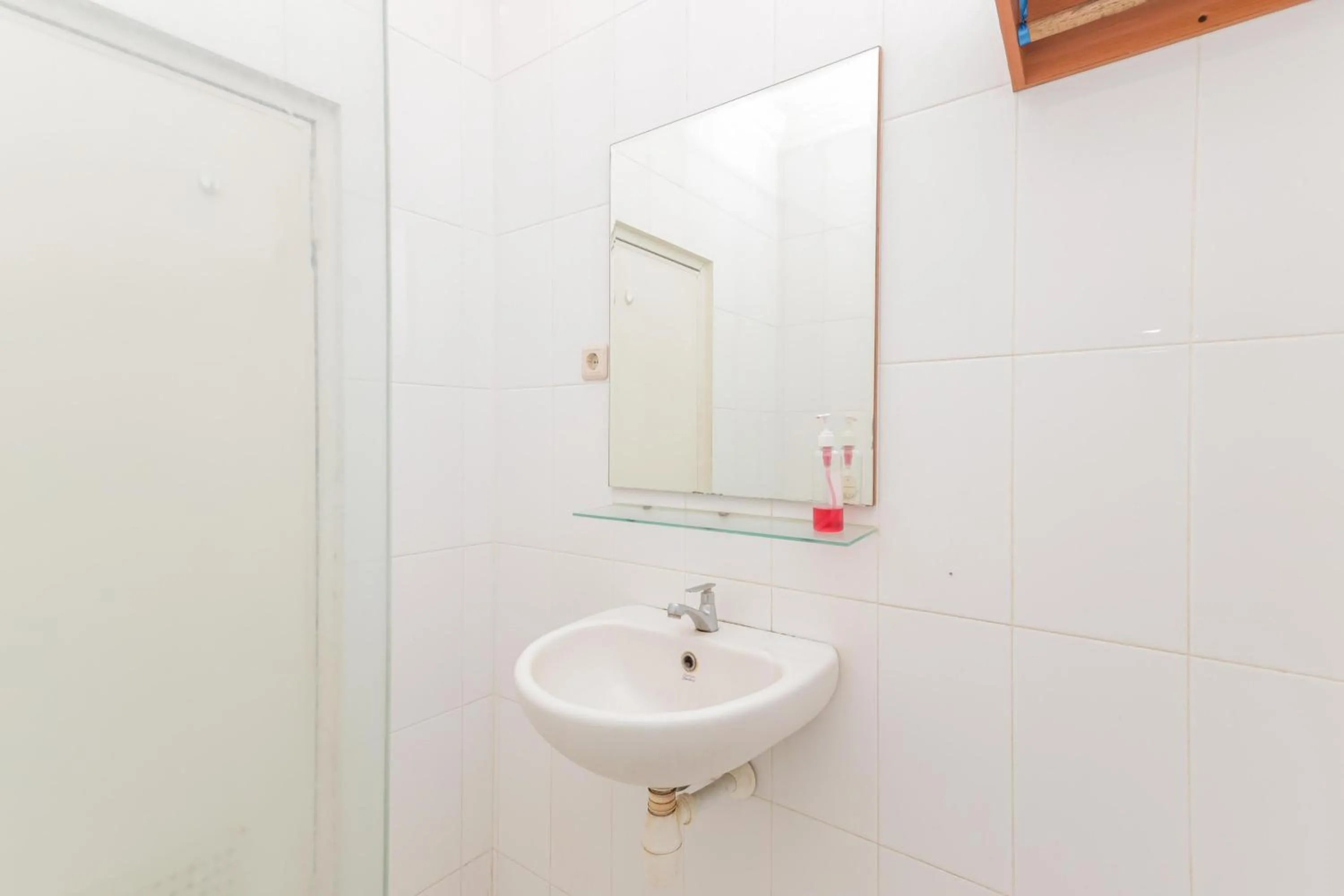 Bathroom in RedDoorz near Gubeng Station Surabaya