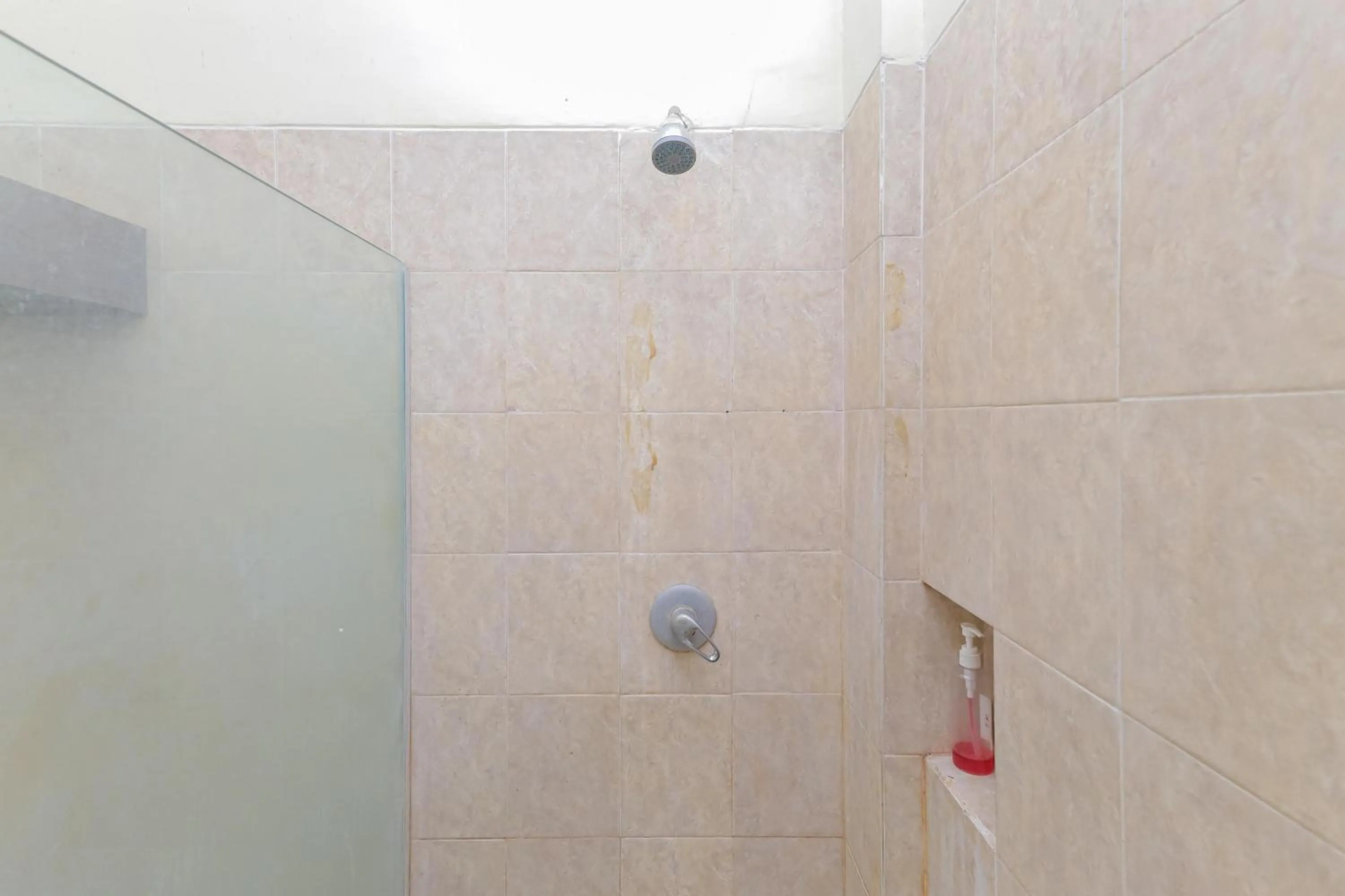 Bathroom in RedDoorz near Gubeng Station Surabaya