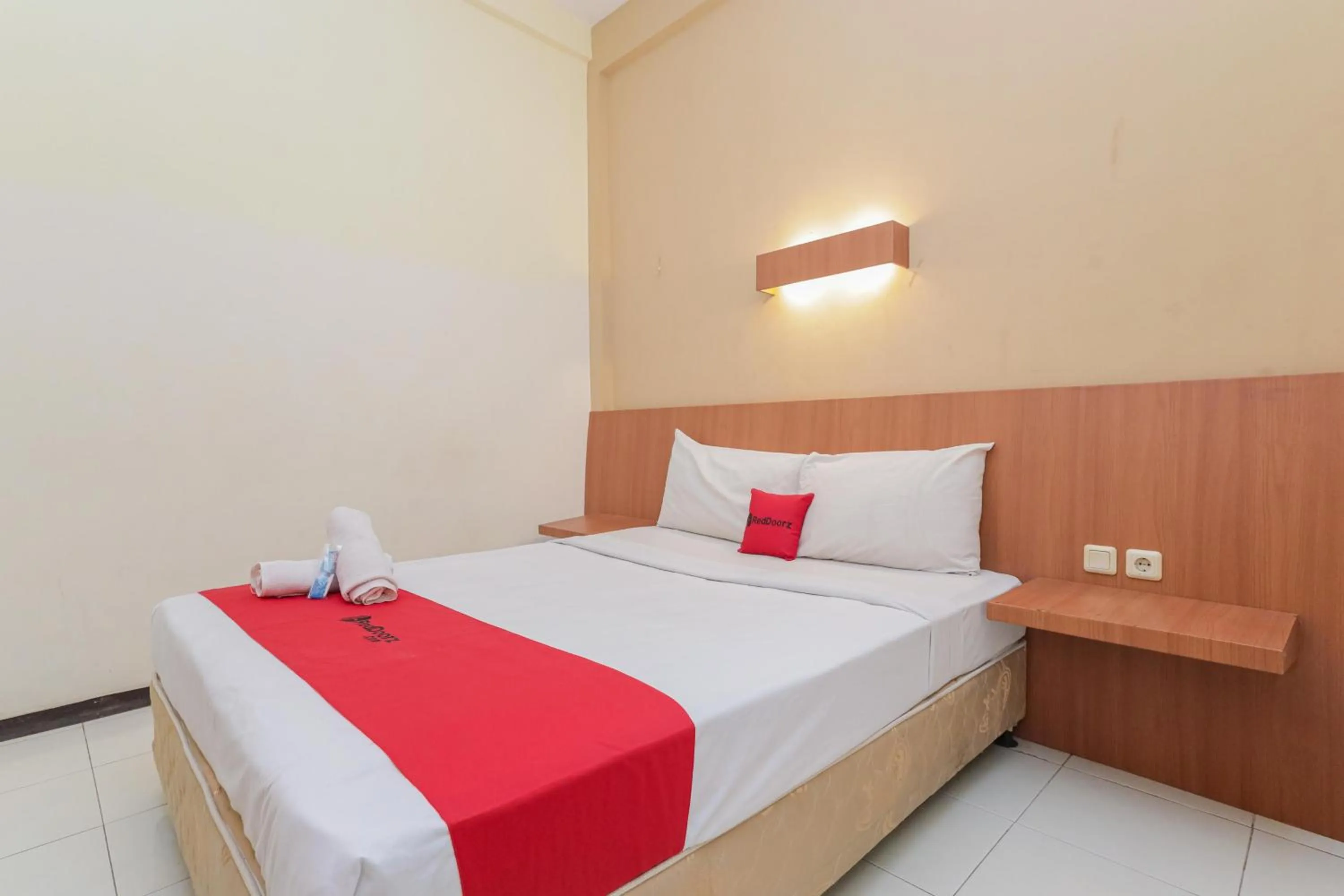 Bedroom, Bed in RedDoorz near Gubeng Station Surabaya