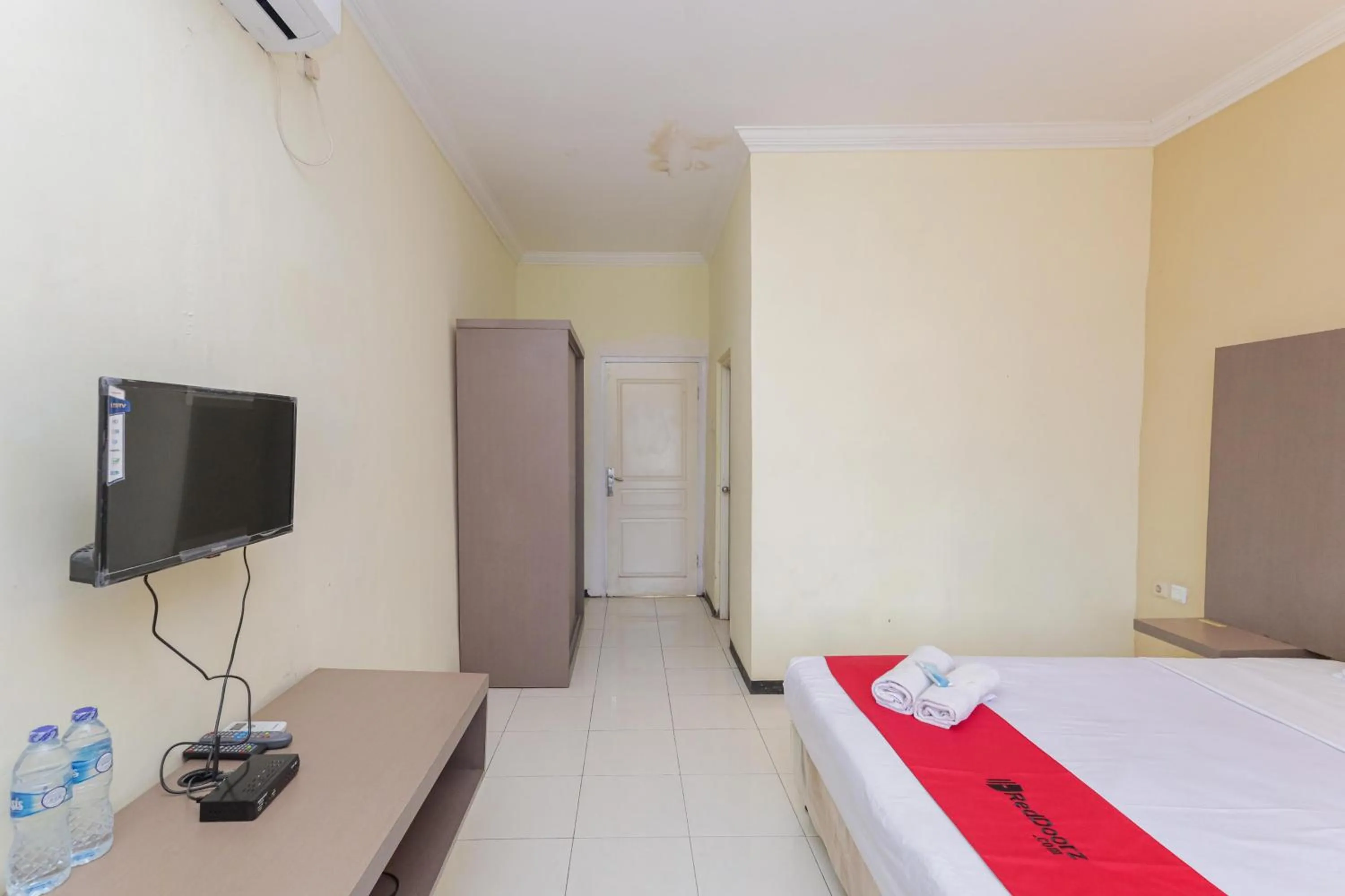 Bedroom, Bed in RedDoorz near Gubeng Station Surabaya
