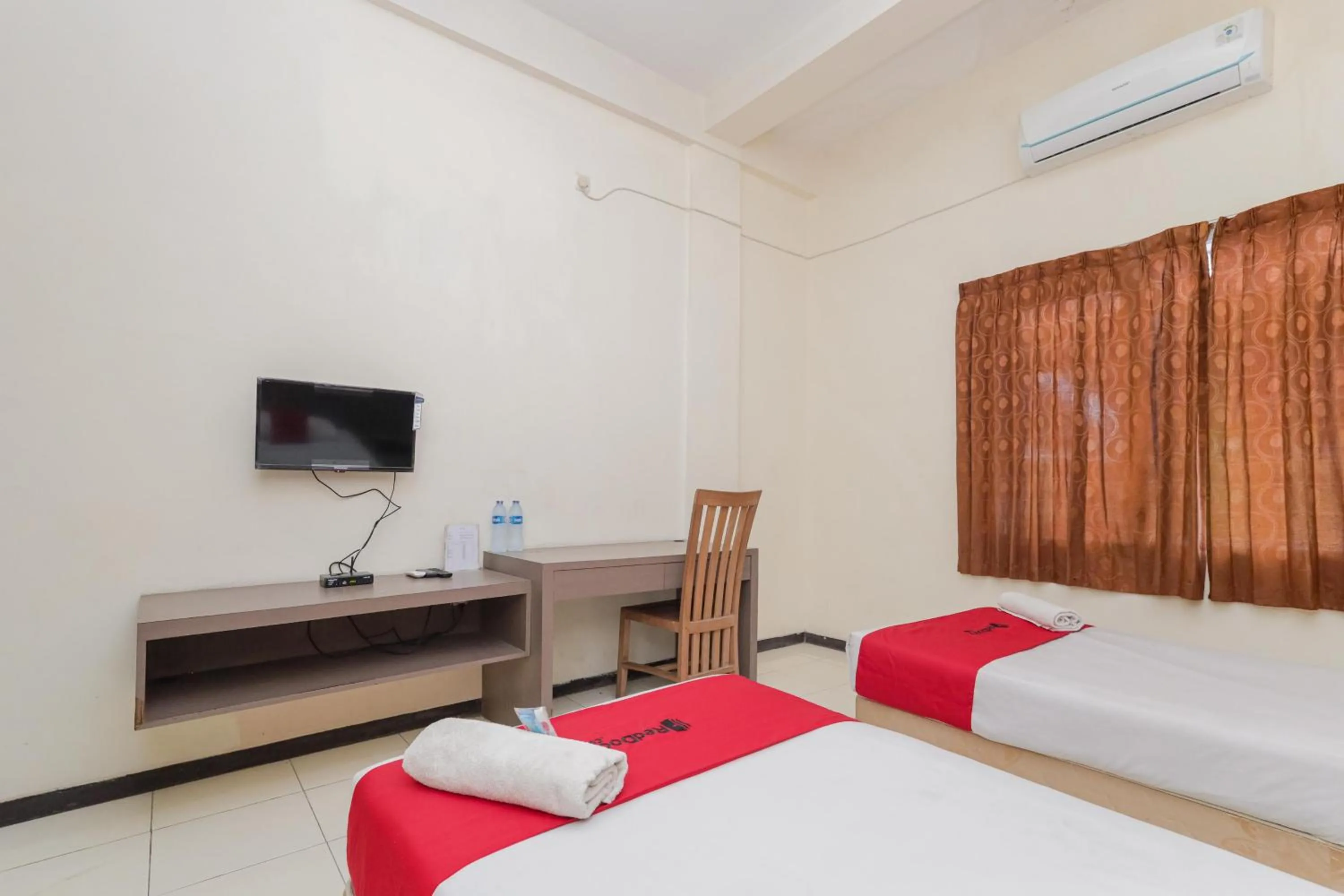 Bedroom, Bed in RedDoorz near Gubeng Station Surabaya