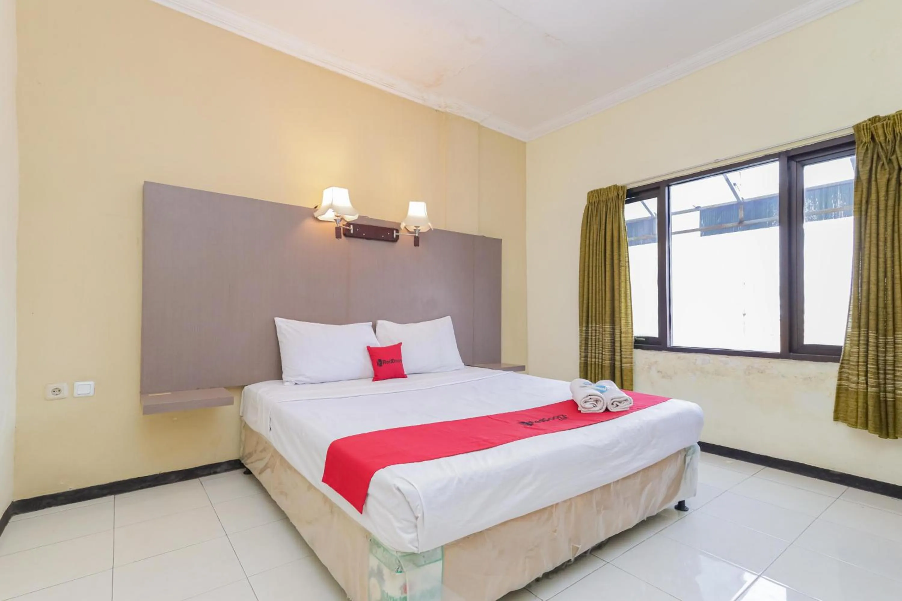 Bedroom, Bed in RedDoorz near Gubeng Station Surabaya