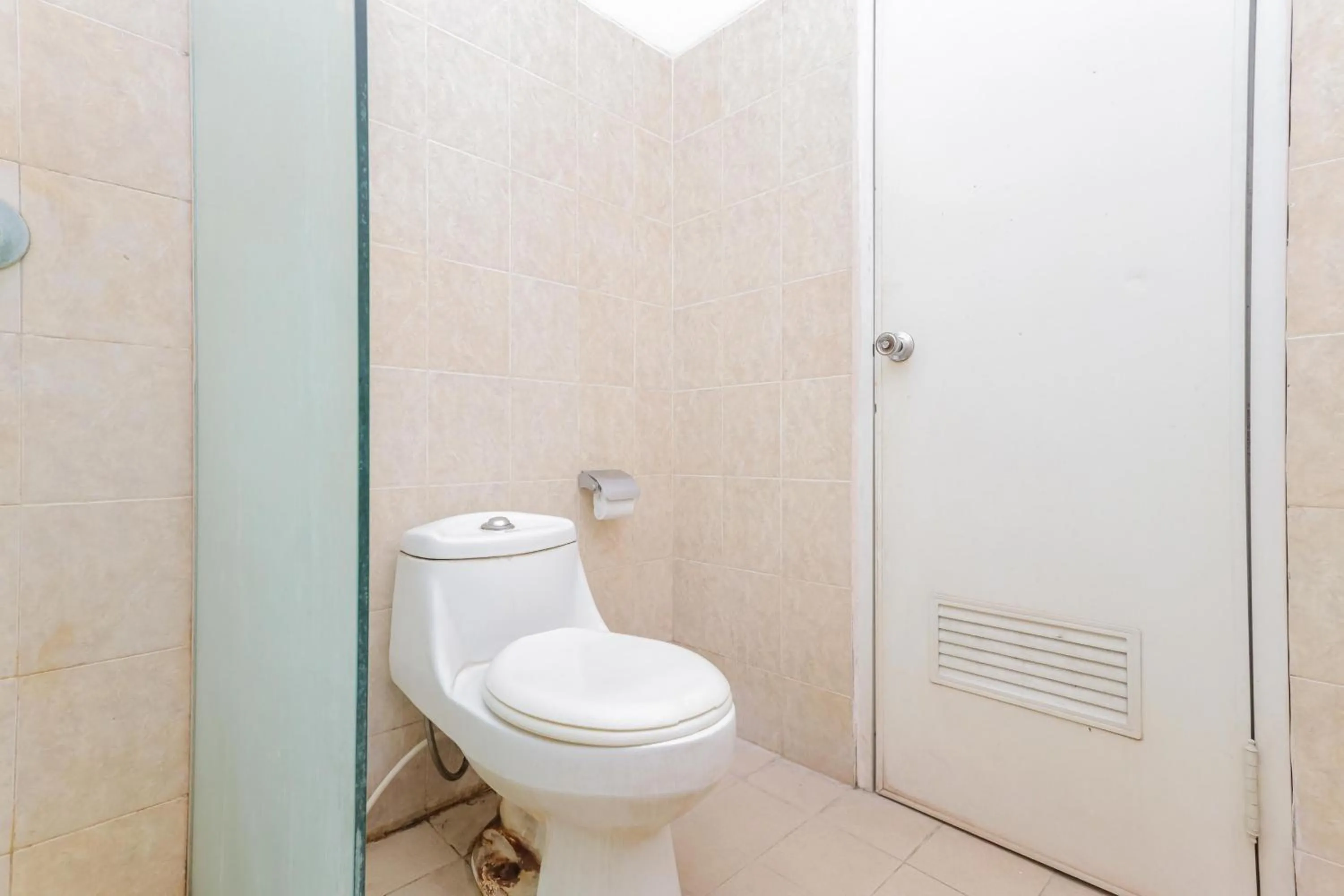 Bathroom in RedDoorz near Gubeng Station Surabaya