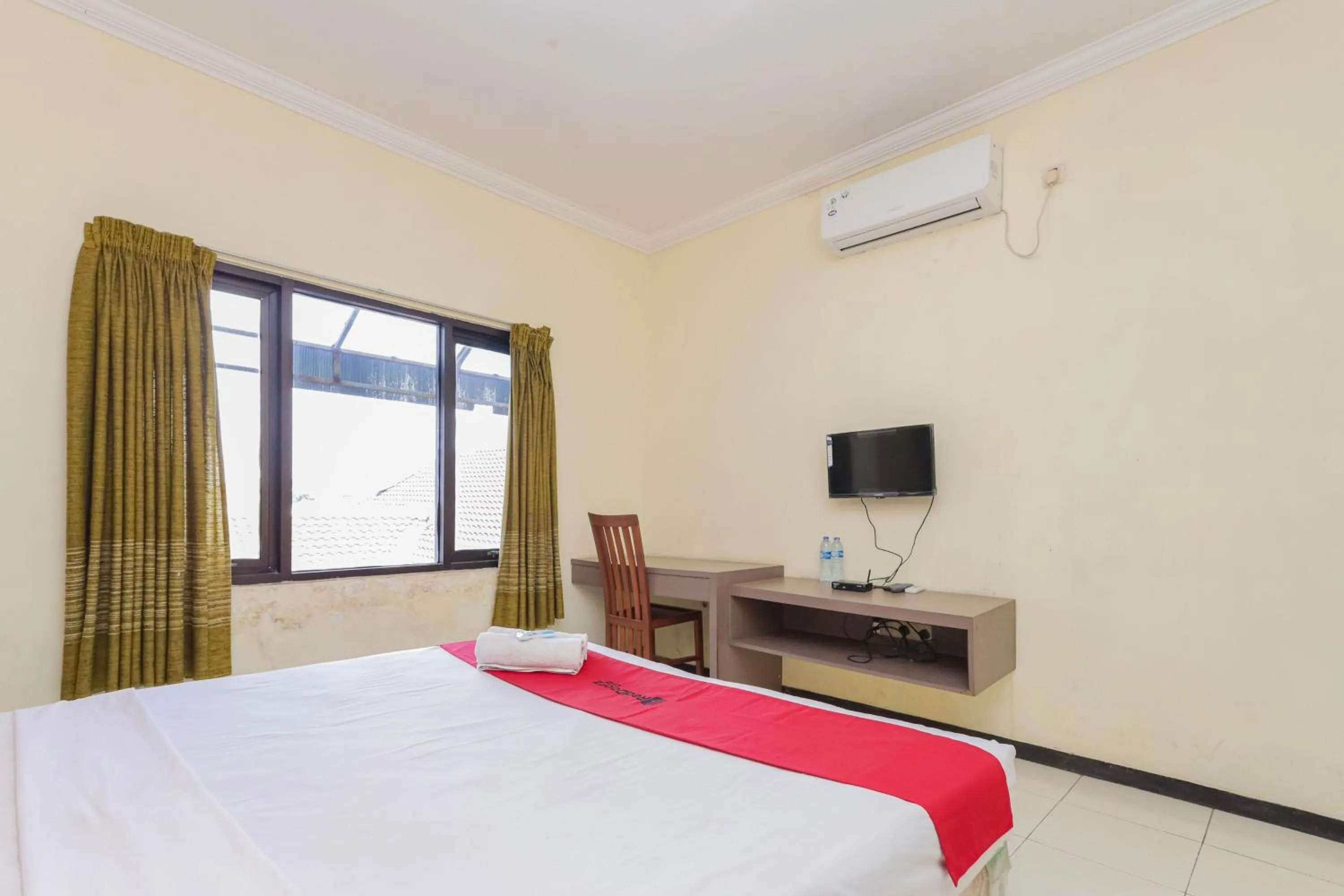 Bedroom, Bed in RedDoorz near Gubeng Station Surabaya