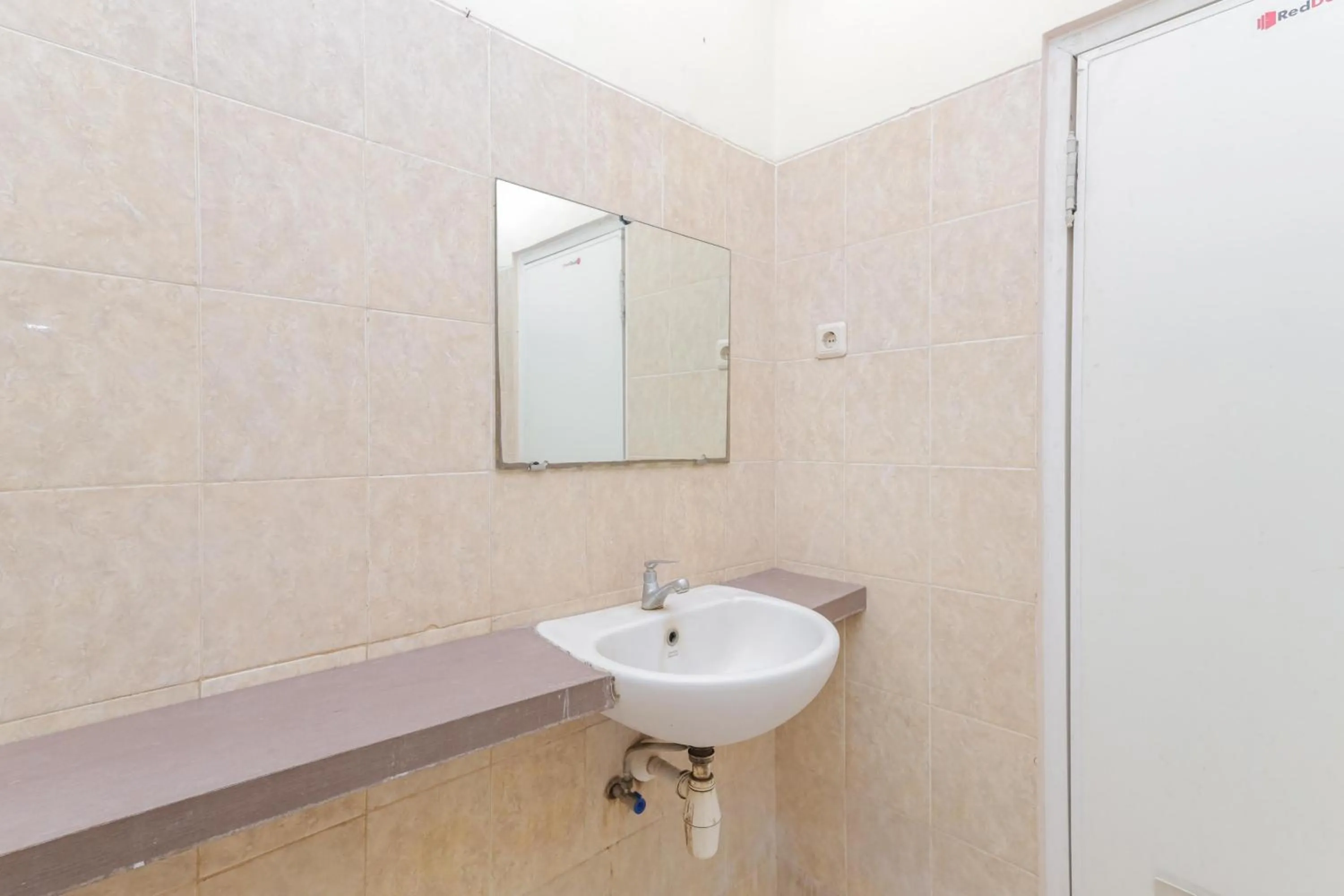 Bathroom in RedDoorz near Gubeng Station Surabaya