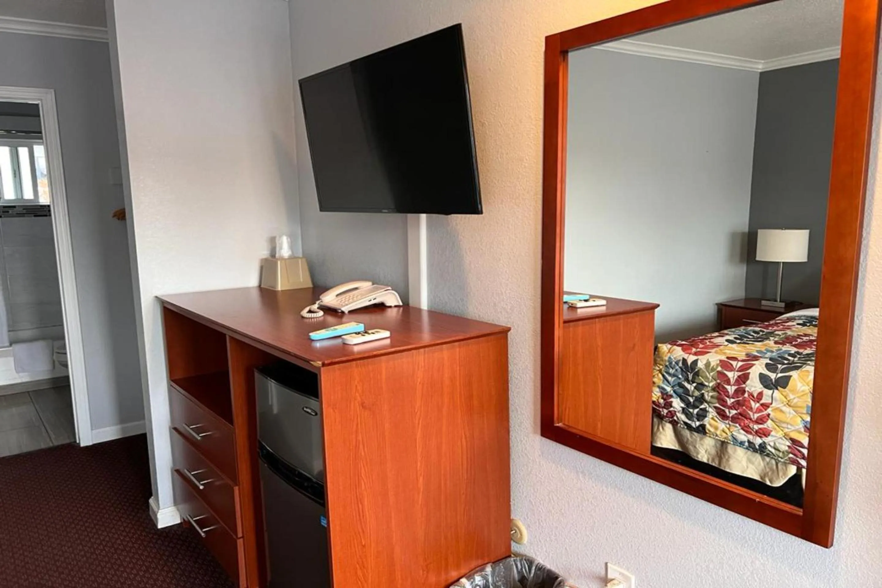 TV and multimedia, Bed in Islander Motel Santa Cruz CA