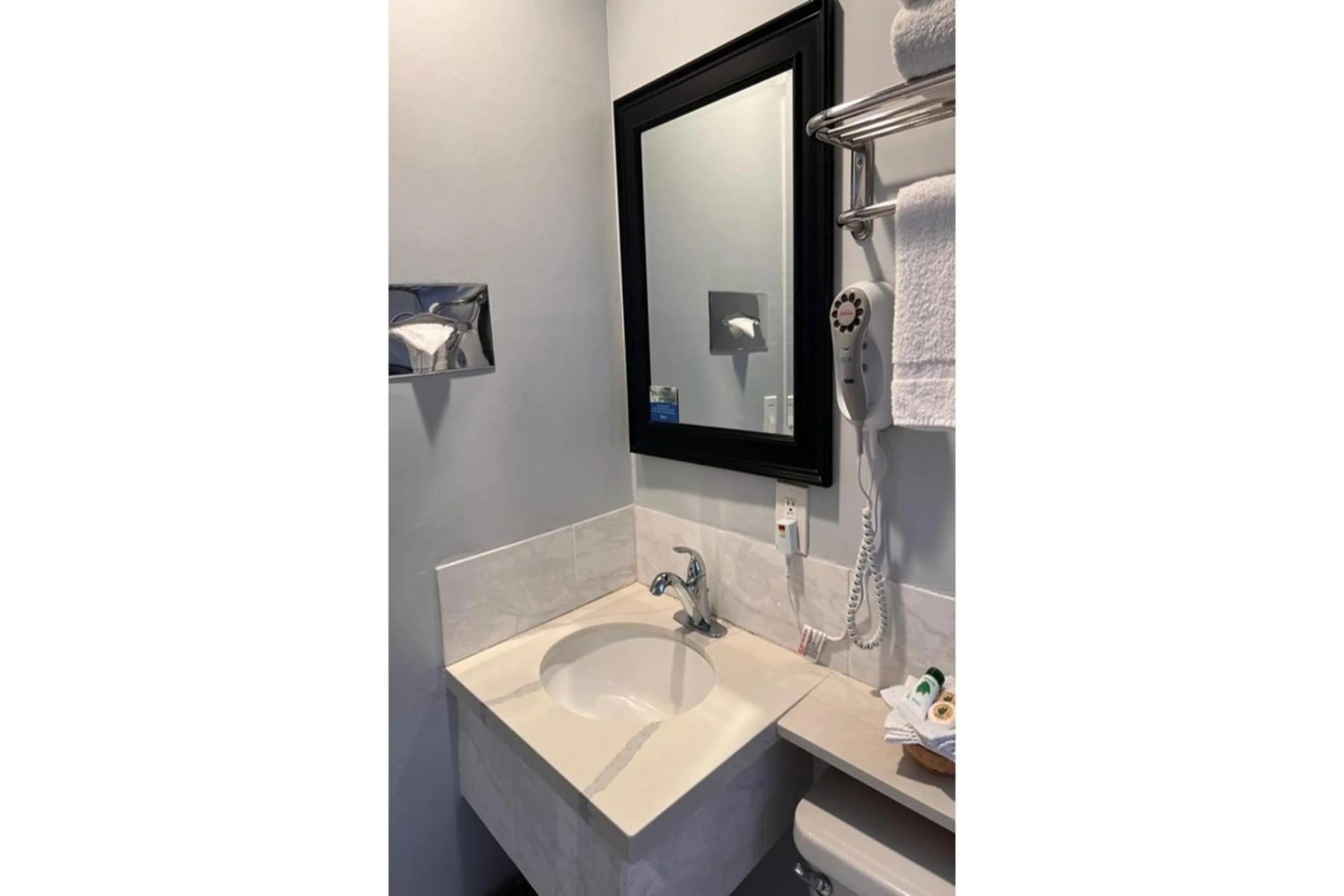 Bathroom in Islander Motel Santa Cruz CA