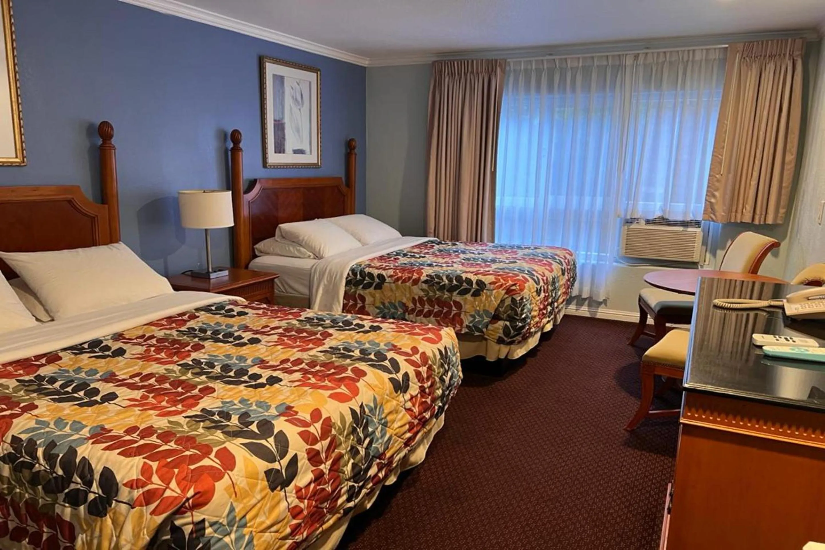 Bedroom, Bed in Islander Motel Santa Cruz CA