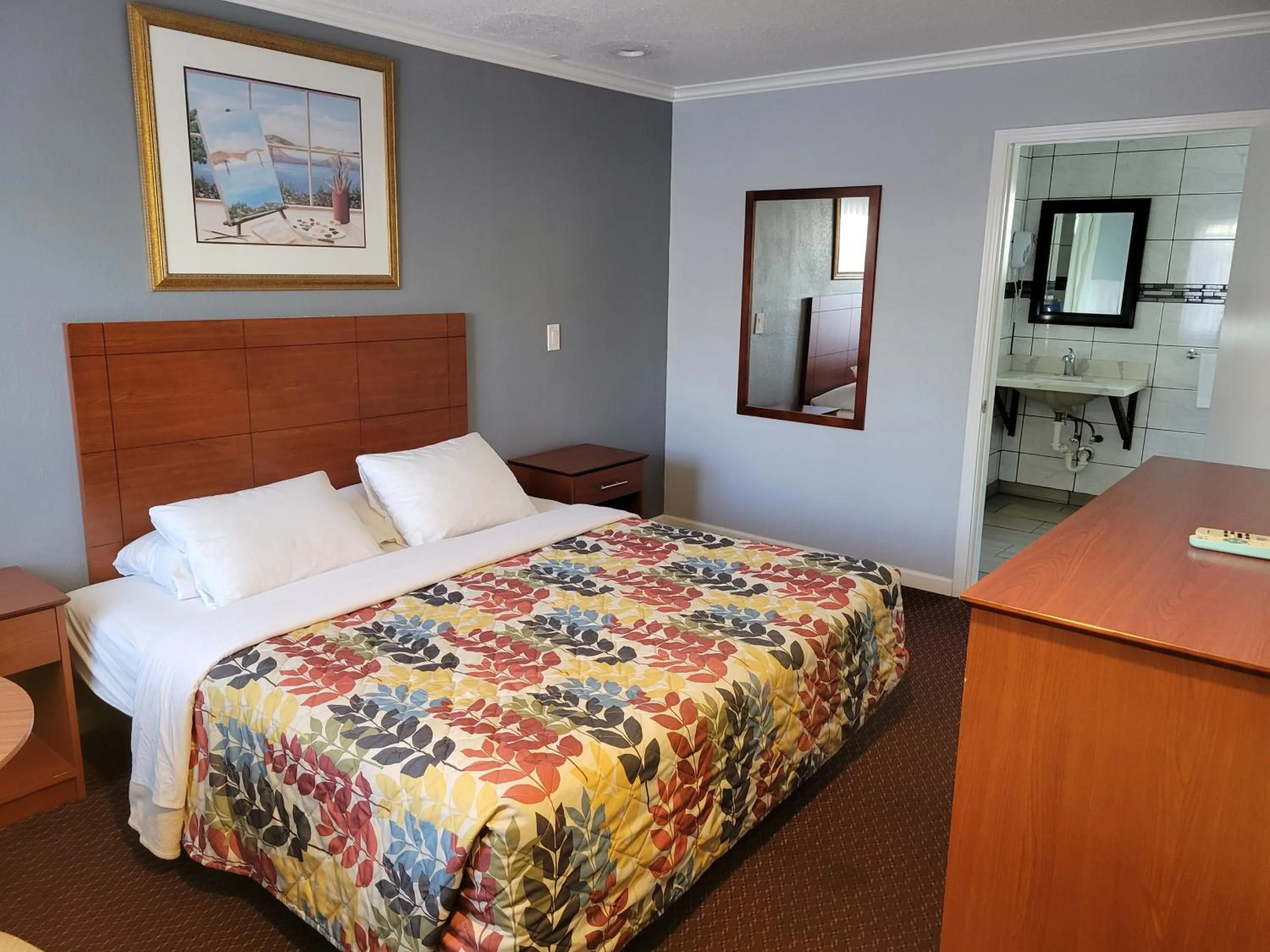 Photo of the whole room, Bed in Islander Motel Santa Cruz CA