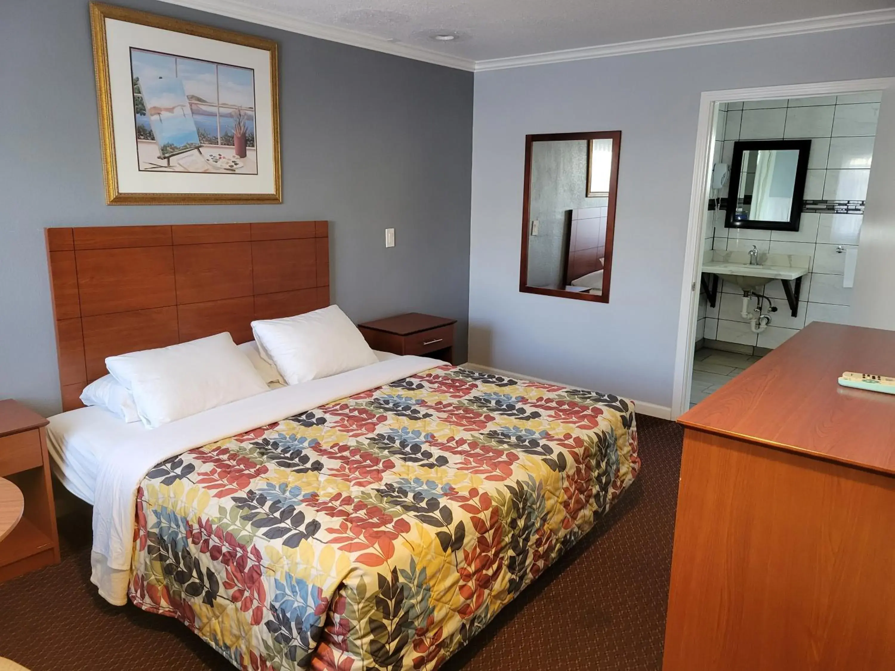 Photo of the whole room, Bed in Islander Motel Santa Cruz CA Photo of the whole room, Bed in Islander Motel Santa Cruz CA