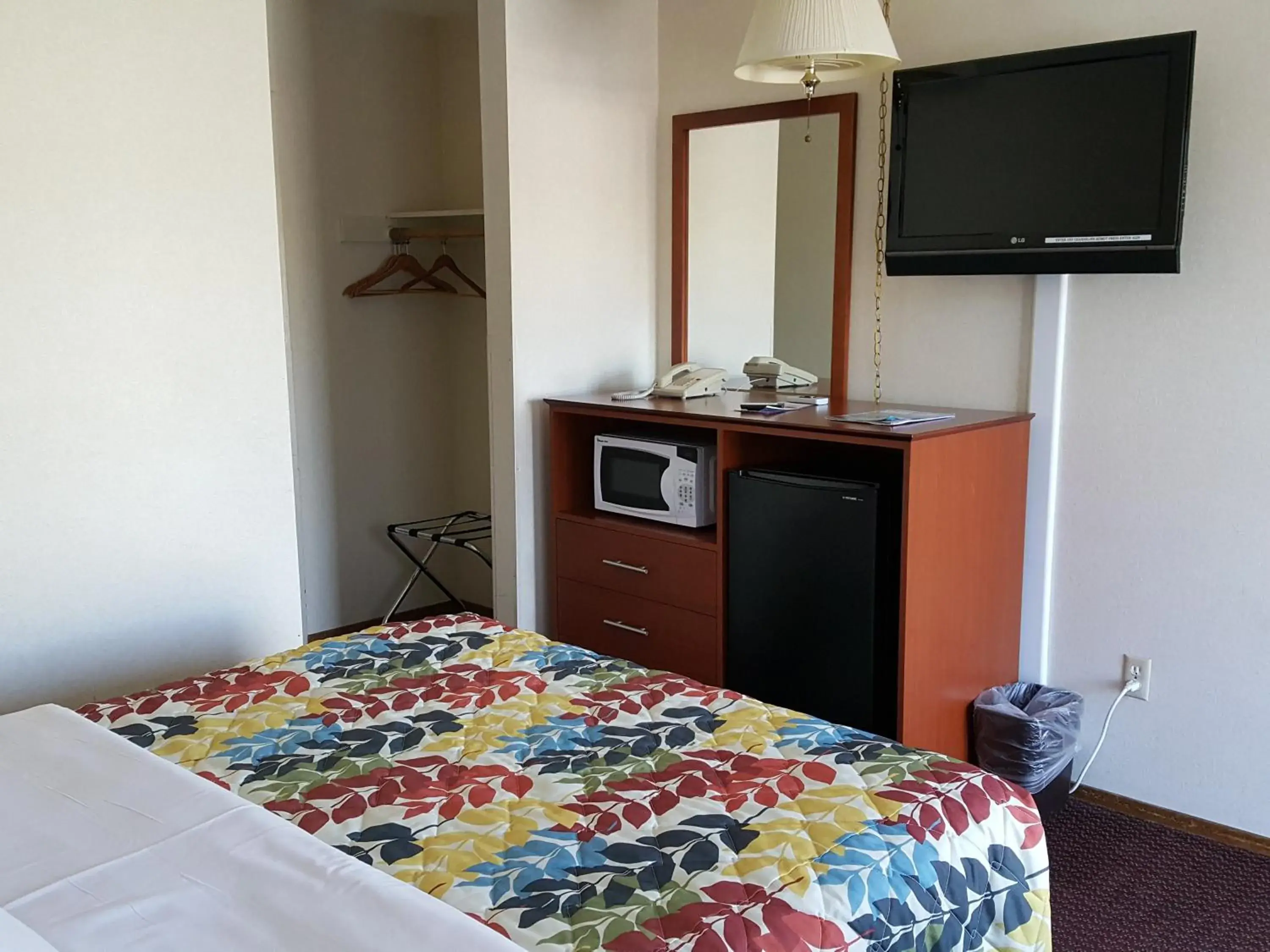 Photo of the whole room, Bed in Islander Motel Santa Cruz CA Photo of the whole room, Bed in Islander Motel Santa Cruz CA