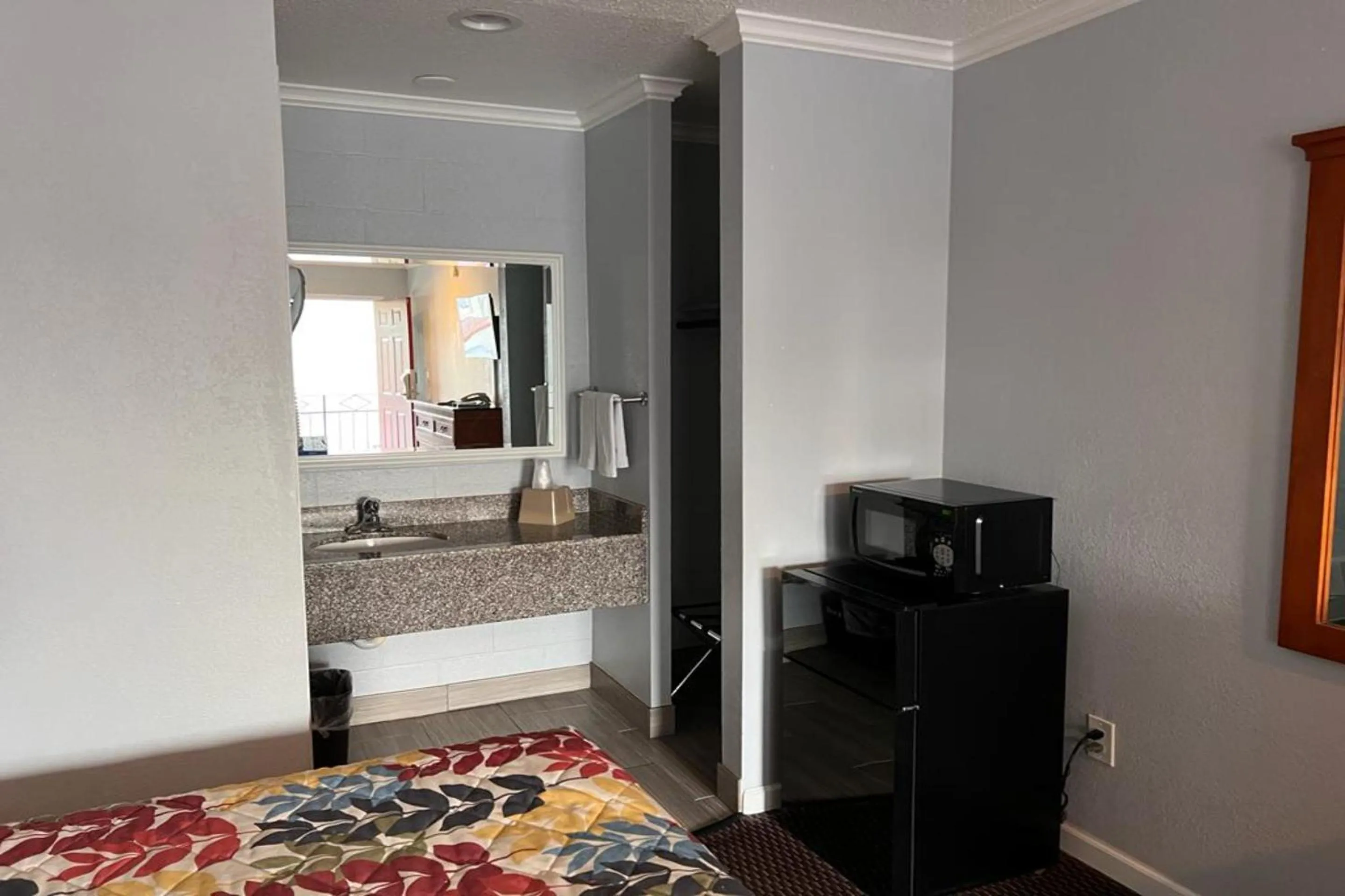 Bedroom, Bed in Islander Motel Santa Cruz CA