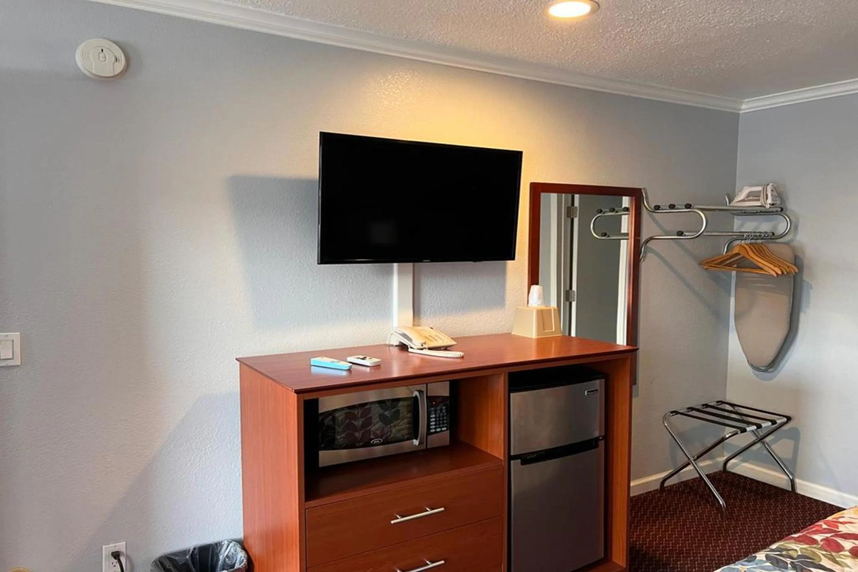 TV and multimedia in Islander Motel Santa Cruz CA