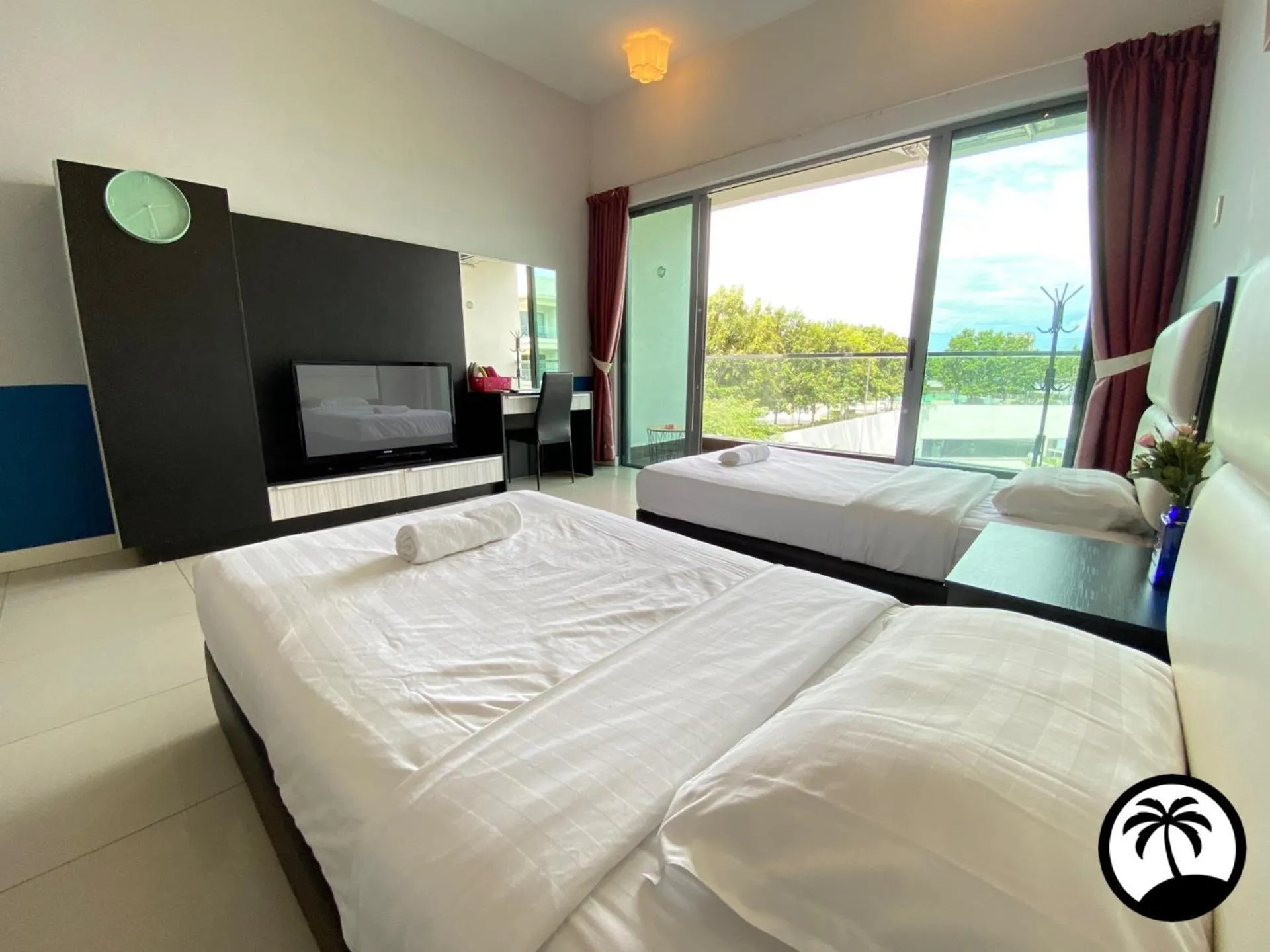 Photo of the whole room, Bed in Paradise Suite at the Loft, Imago