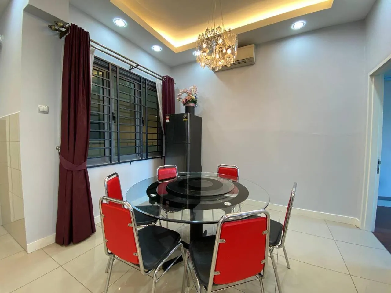Dining area in Paradise Suite at the Loft, Imago