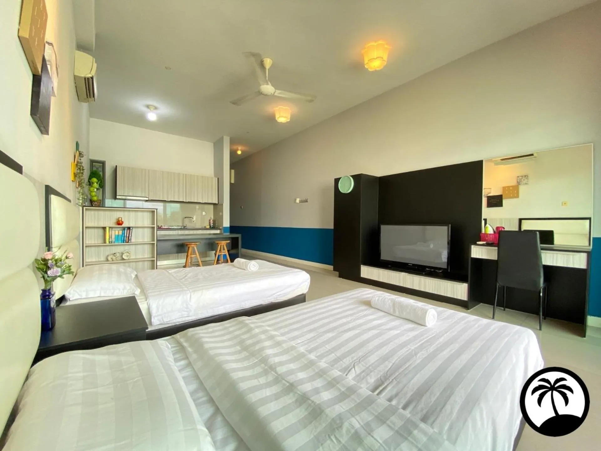 Photo of the whole room, Bed in Paradise Suite at the Loft, Imago
