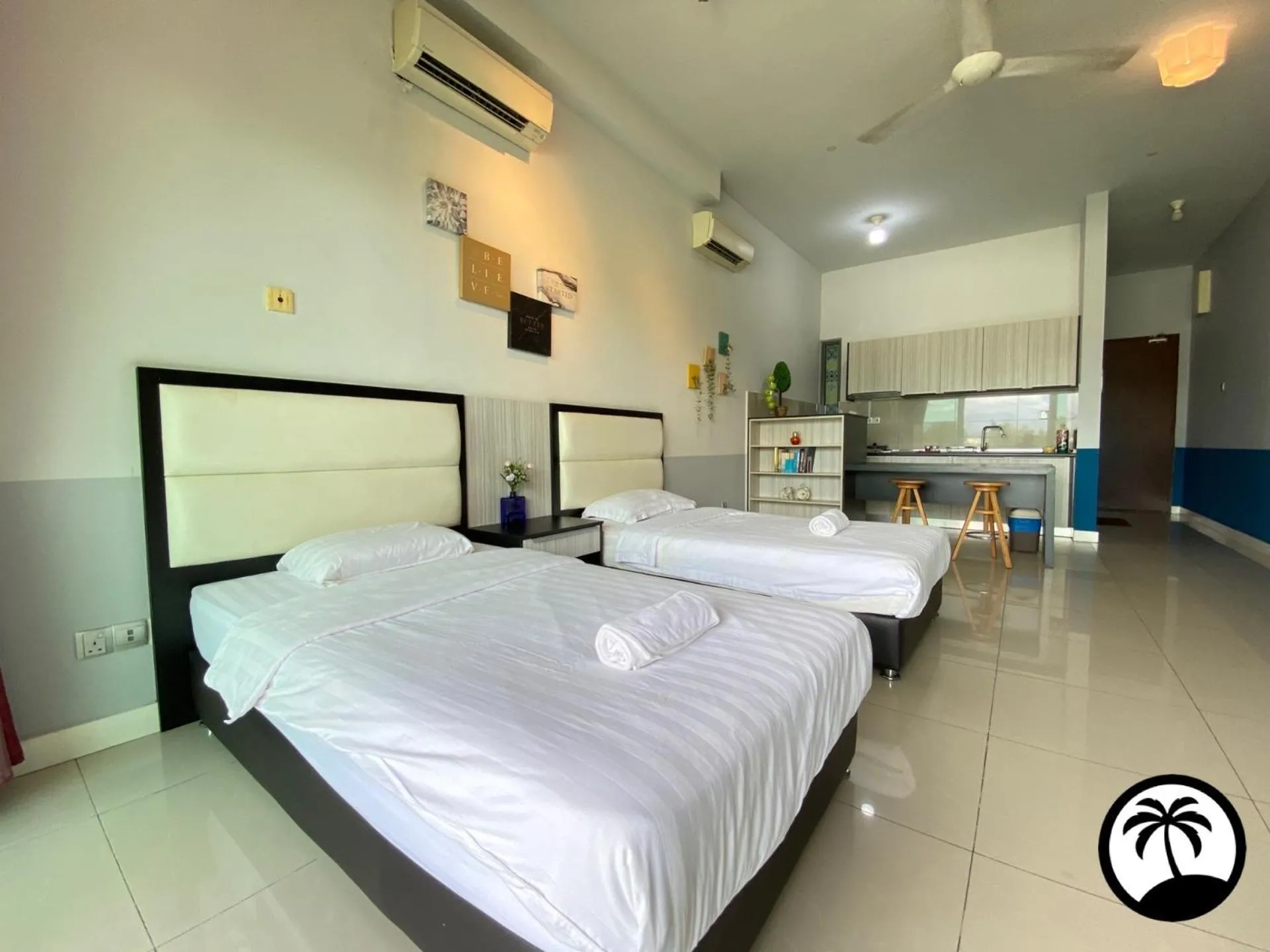 Photo of the whole room, Bed in Paradise Suite at the Loft, Imago