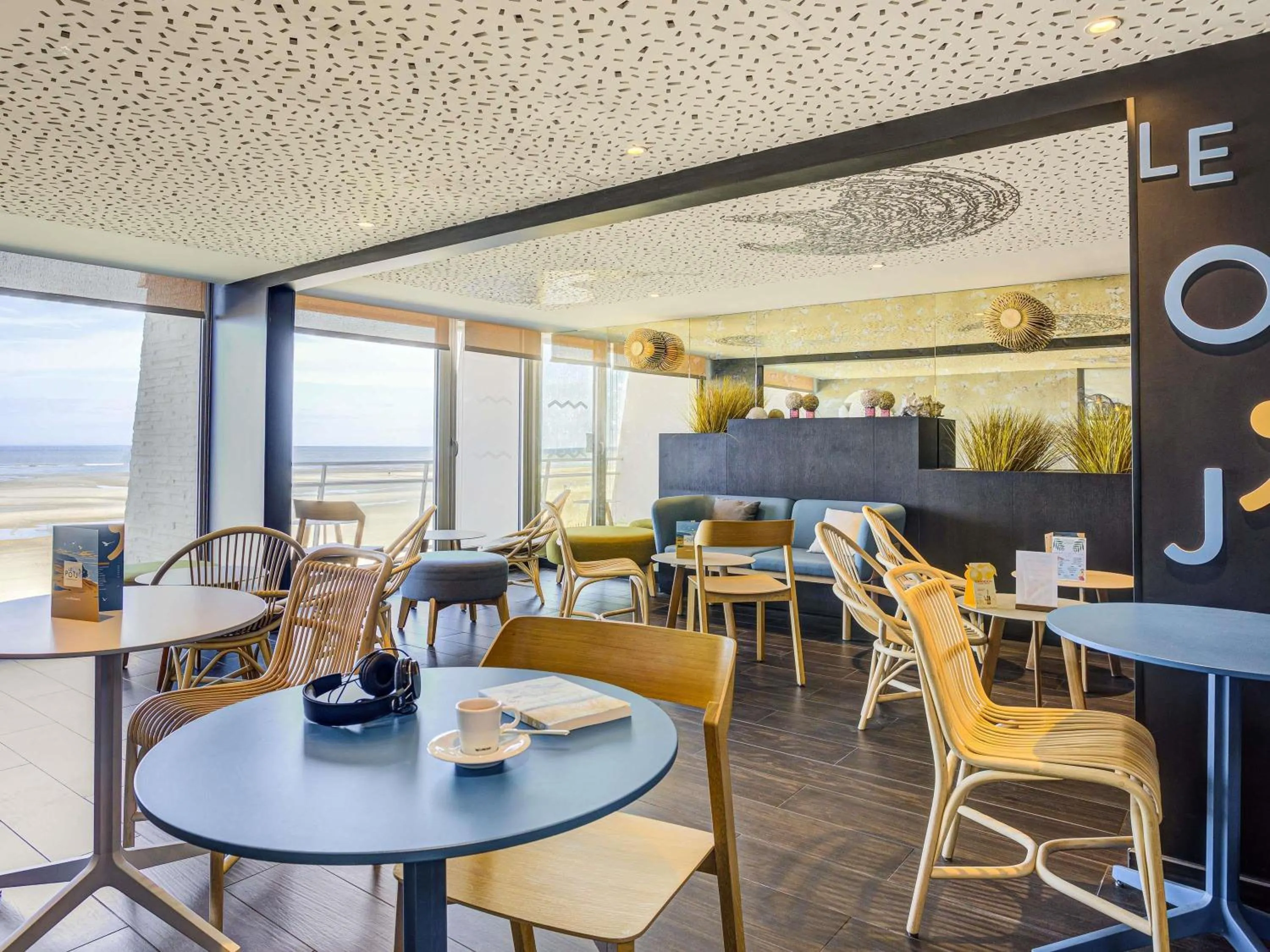Lounge or bar in ibis Thalassa Le Touquet