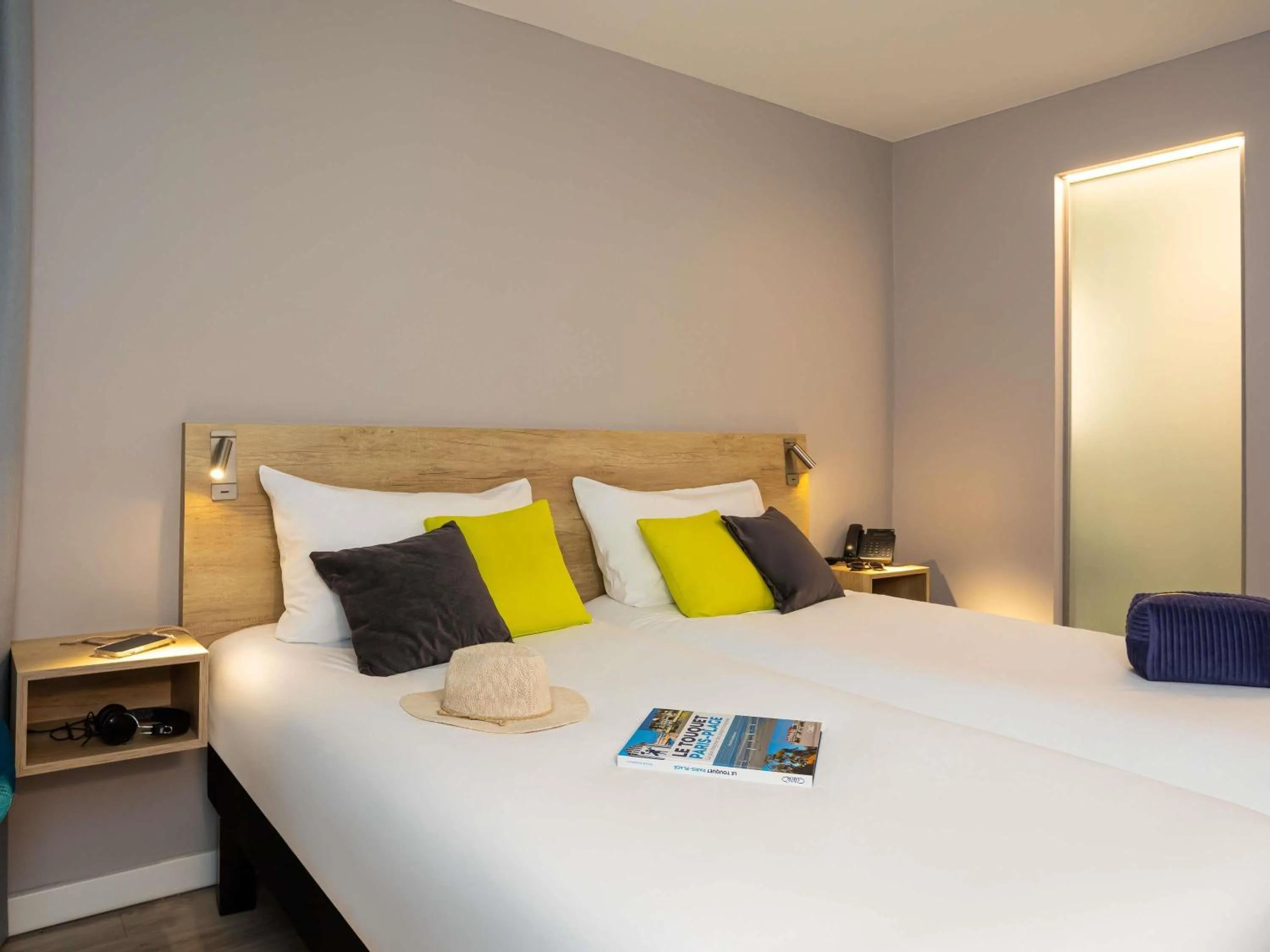 Bedroom, Bed in ibis Thalassa Le Touquet