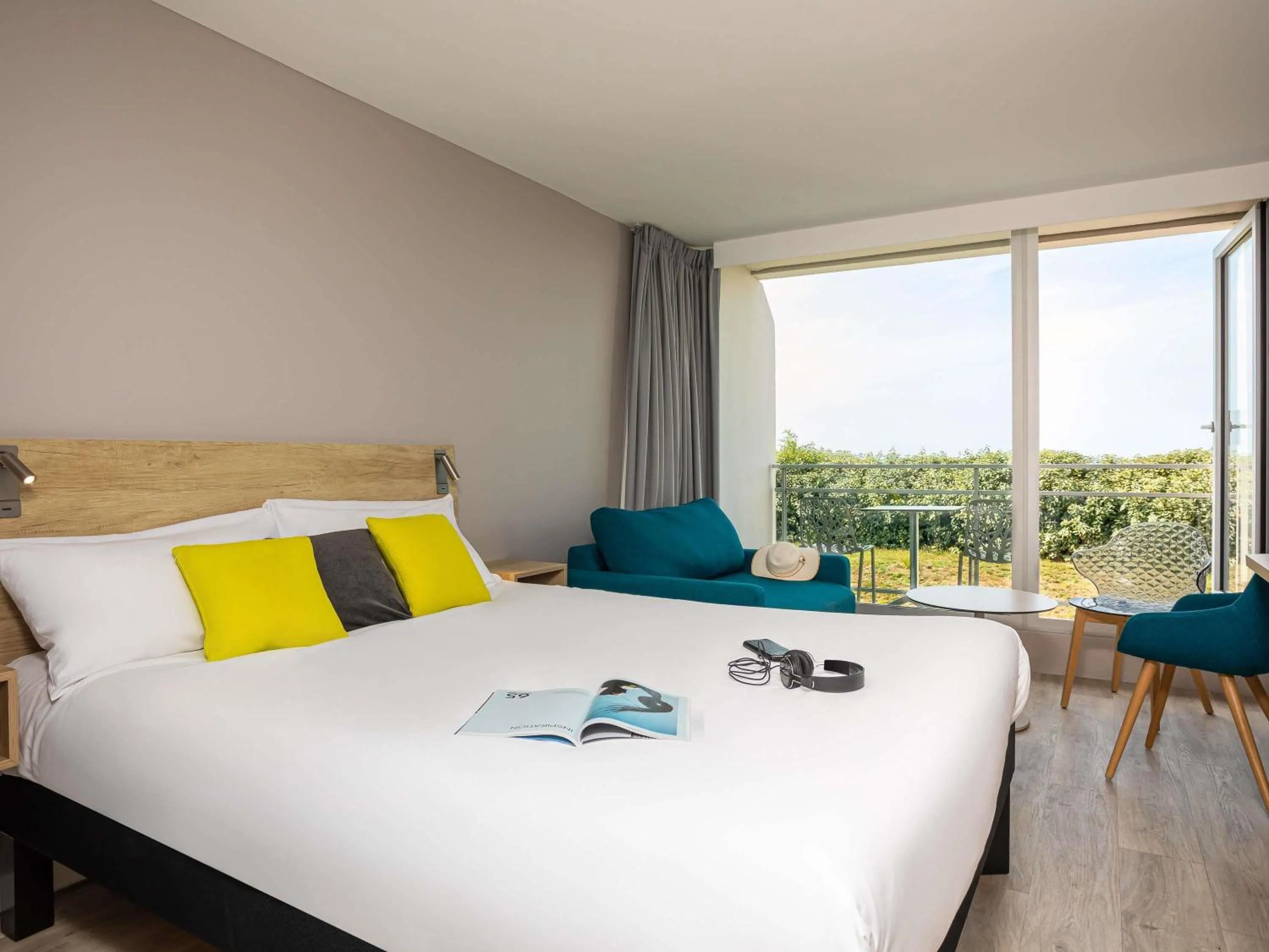 Bedroom, Bed in ibis Thalassa Le Touquet