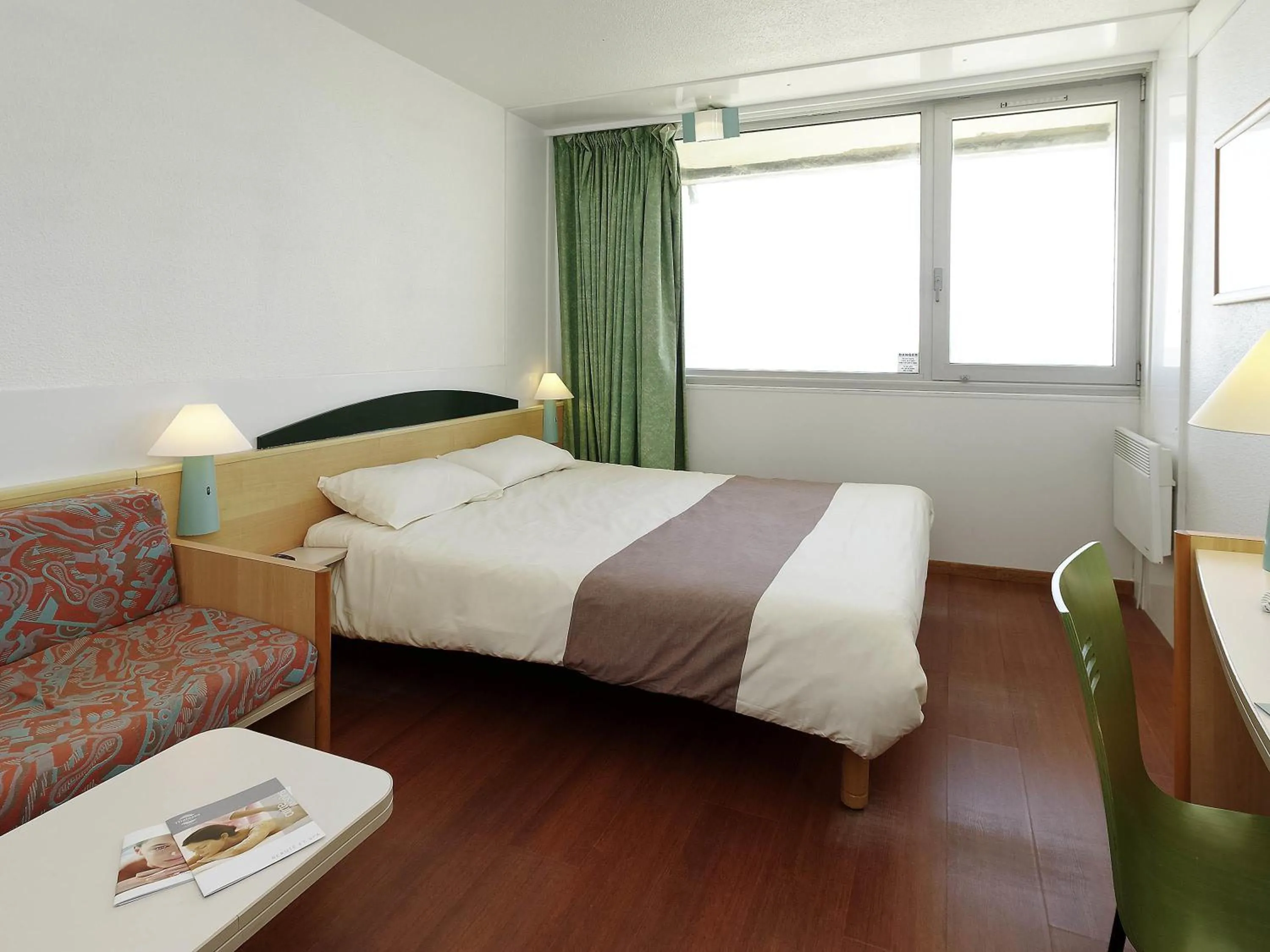 Bedroom, Bed in ibis Thalassa Le Touquet