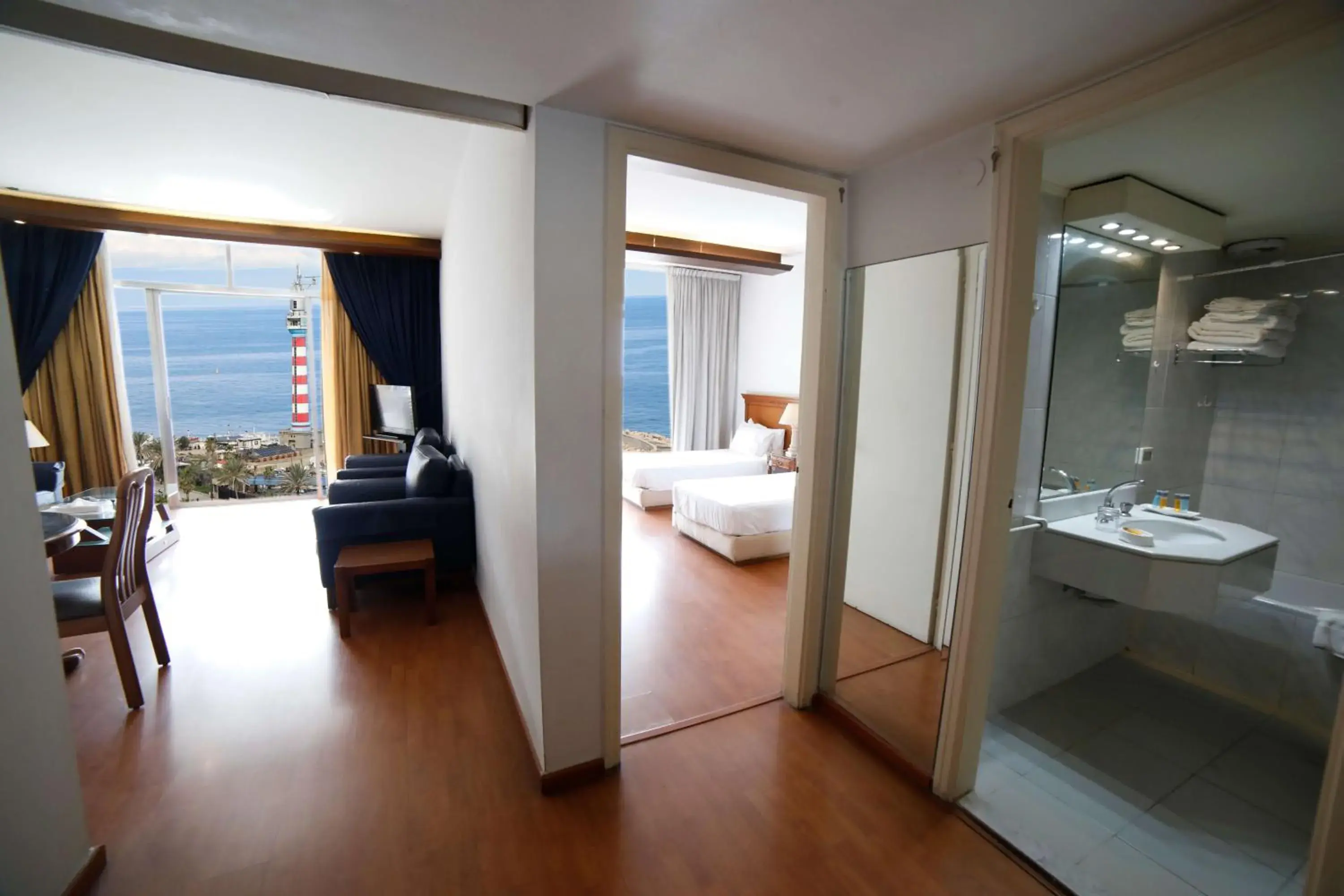 Executive Suite in Holiday Home Suites Executive Suite in Holiday Home Suites