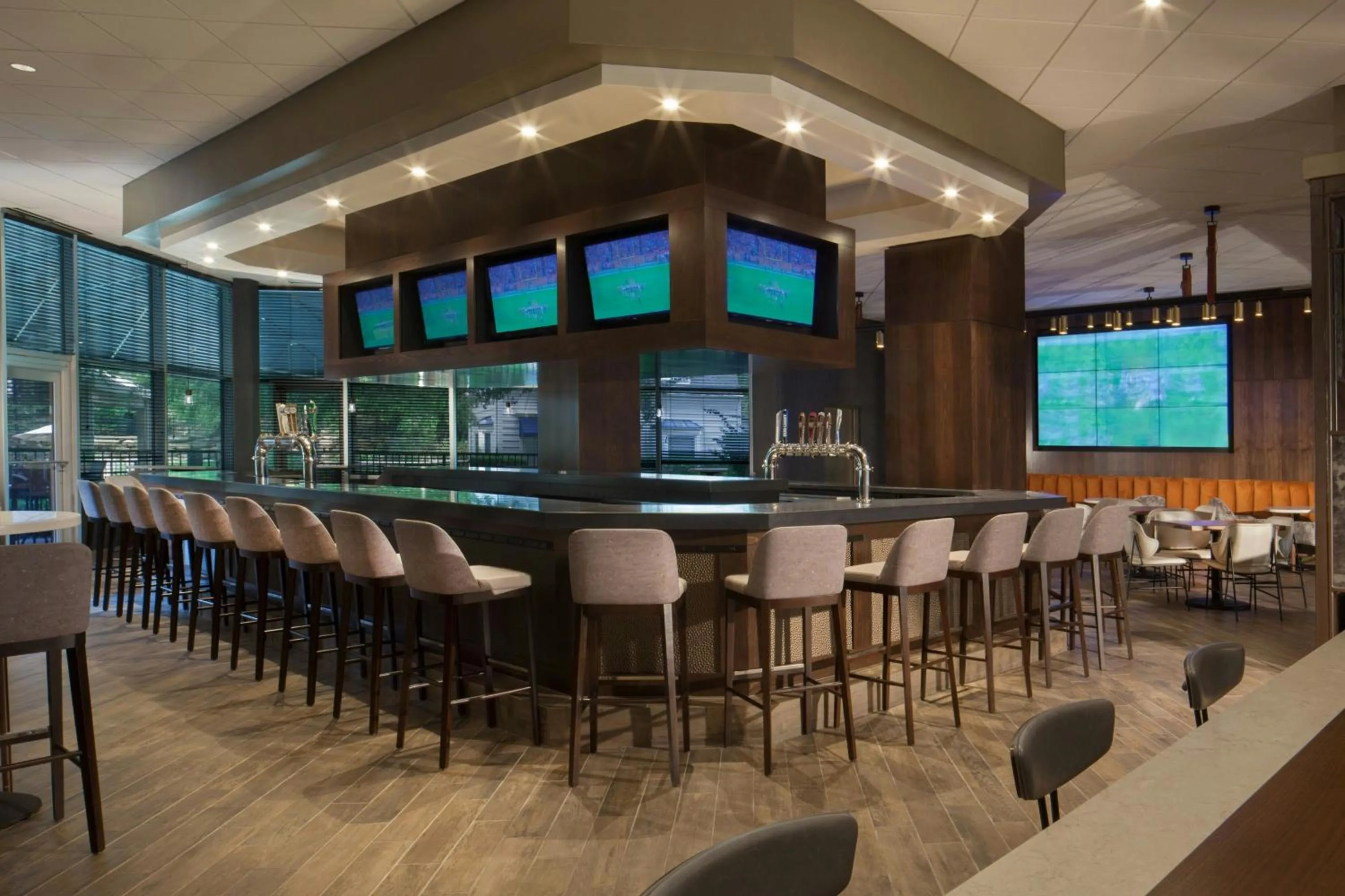 Lounge or bar in Sheraton Arlington Hotel