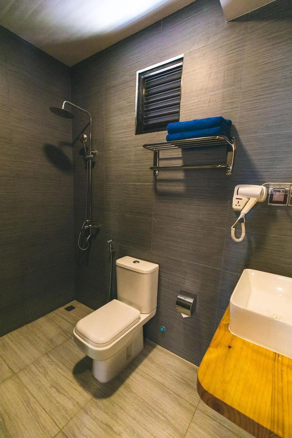 Shower in Endheri Sunset Dhangethi