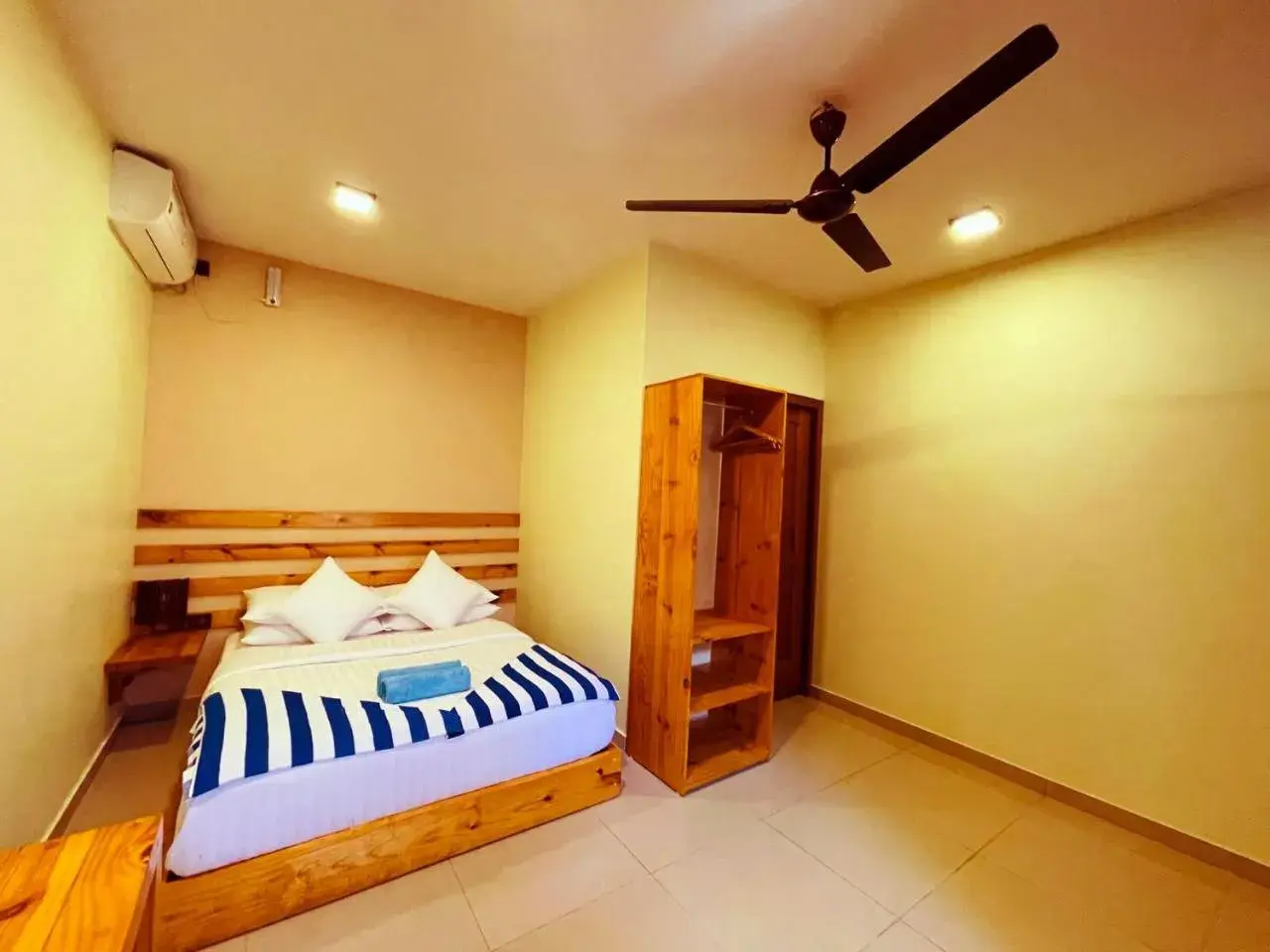 Bed in Endheri Sunset Dhangethi Bed in Endheri Sunset Dhangethi