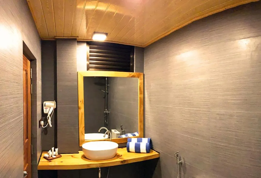 Shower in Endheri Sunset Dhangethi