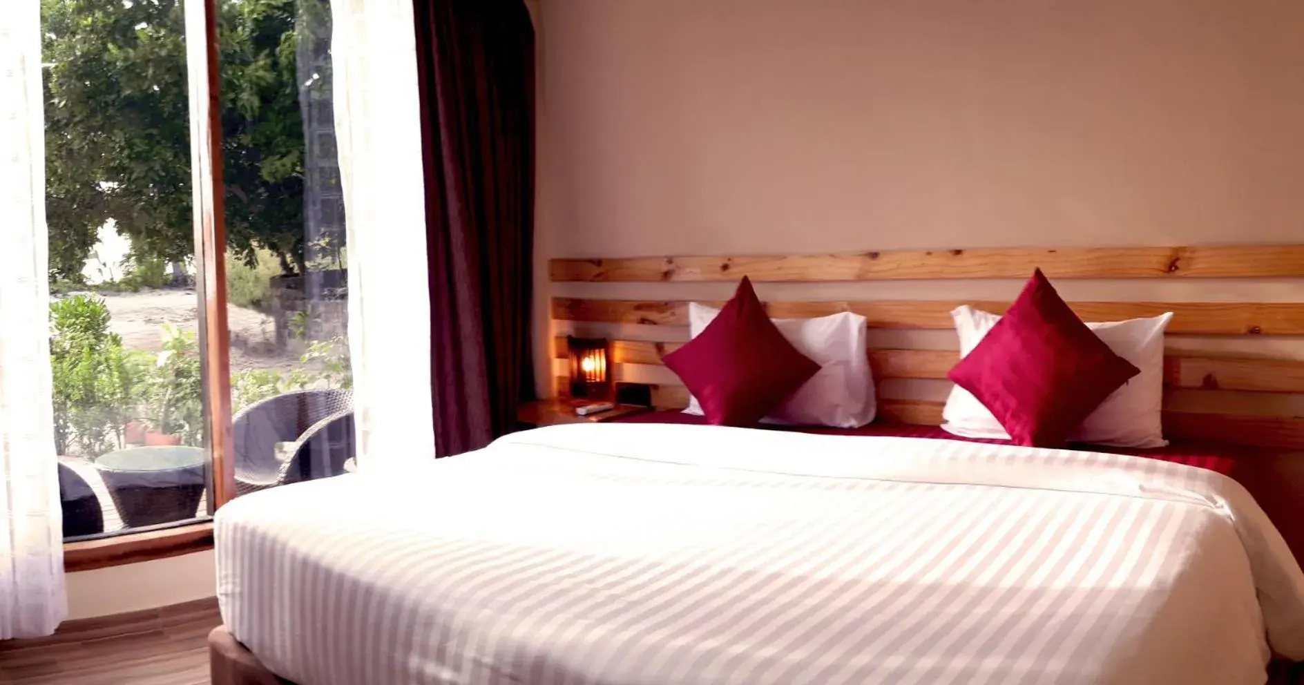 Bed in Endheri Sunset Dhangethi Bed in Endheri Sunset Dhangethi