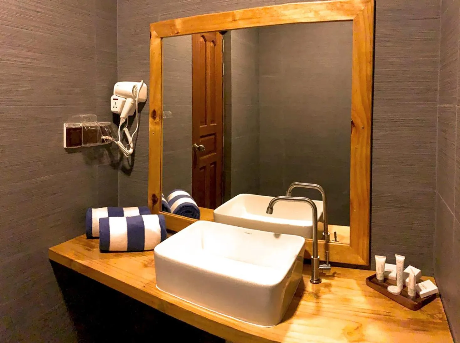 Shower in Endheri Sunset Dhangethi