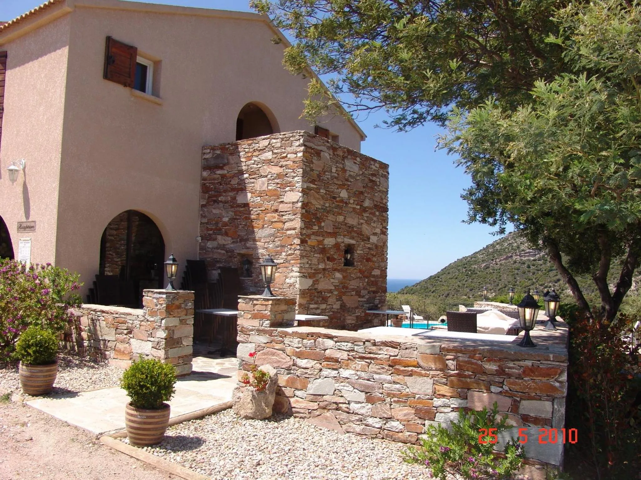 Facade/entrance in Auberge Lustincone